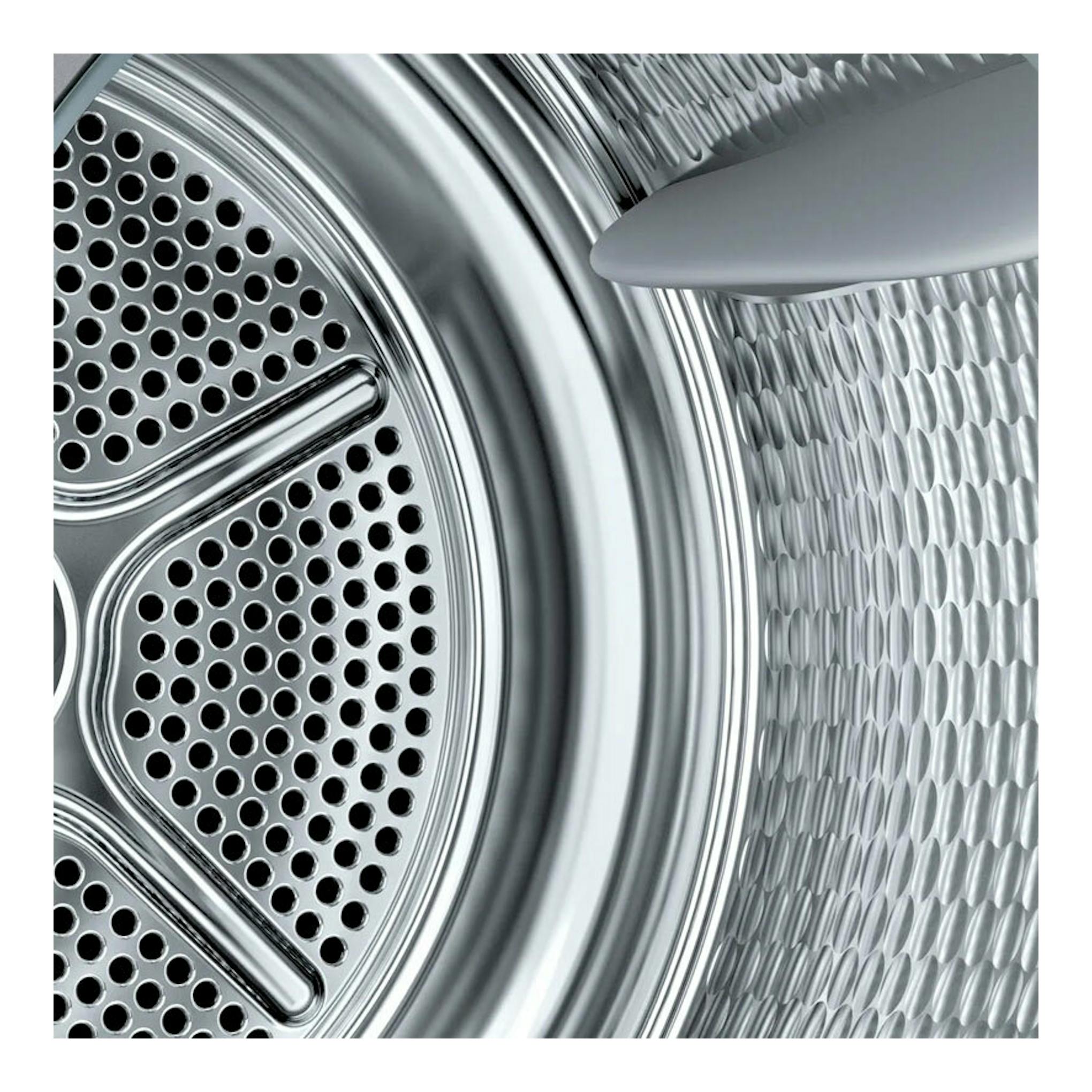 Interior del tambor de una secadora Bosch WQG245DRES, vista en primer plano, color plata, metal perforado.