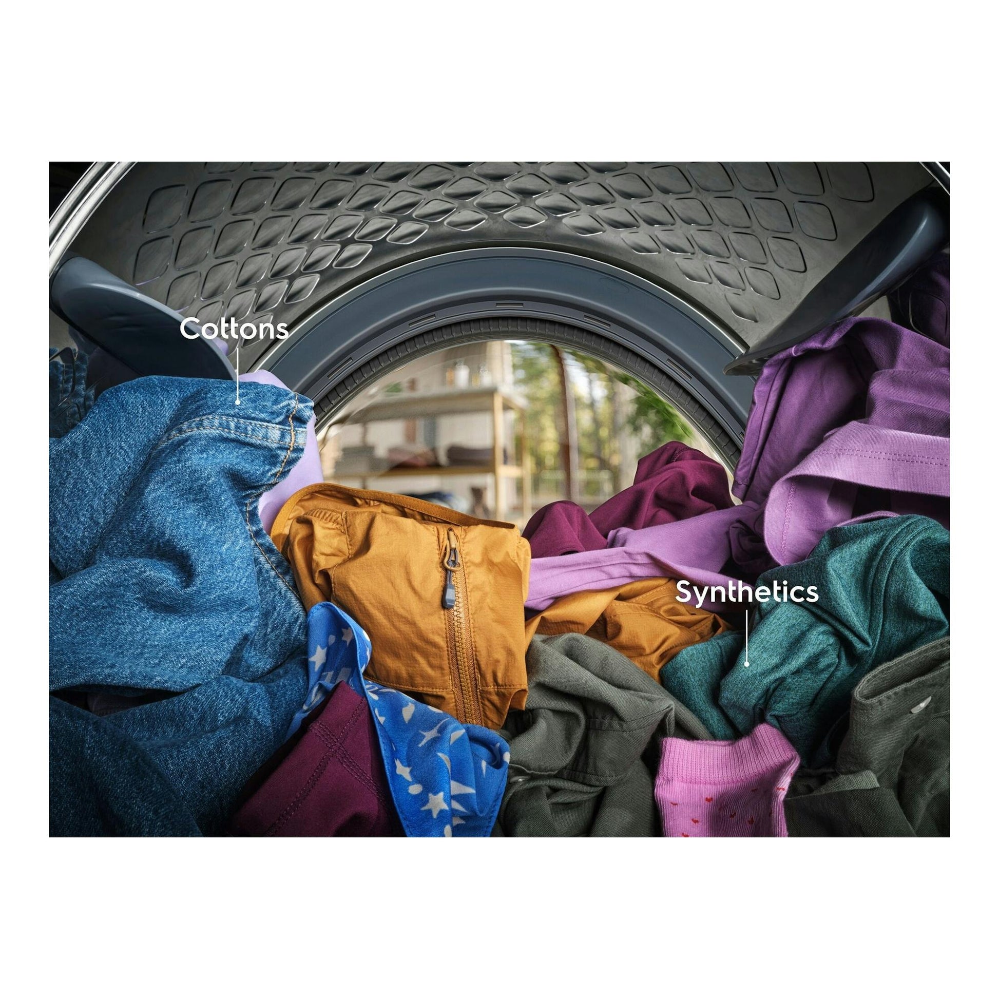 Secadora Electrolux EDI618A5BO, vista interior del tambor con ropa de algodón y sintéticos.