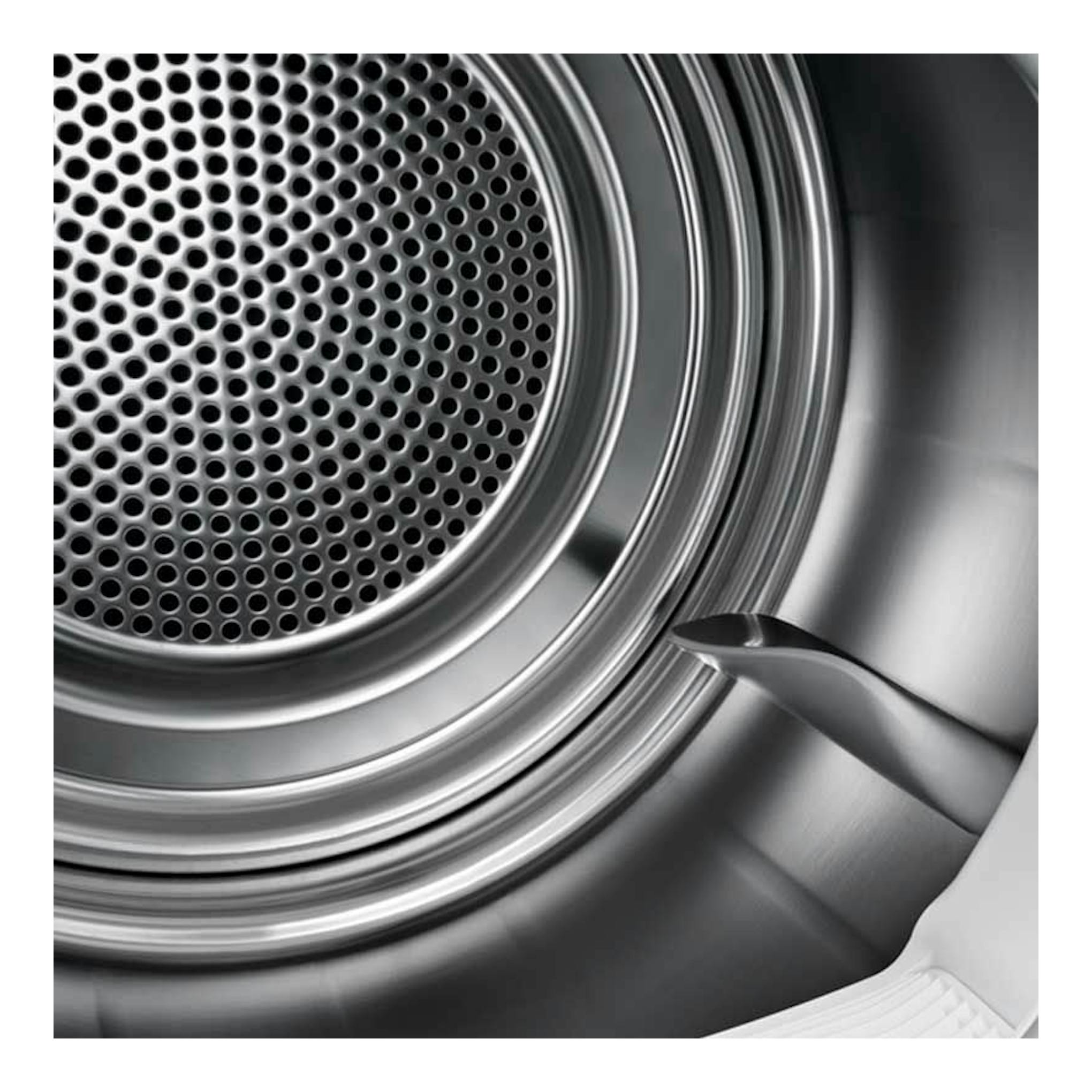 Secadora Electrolux EW7H5825IB, vista interior del tambor metálico en primer plano.