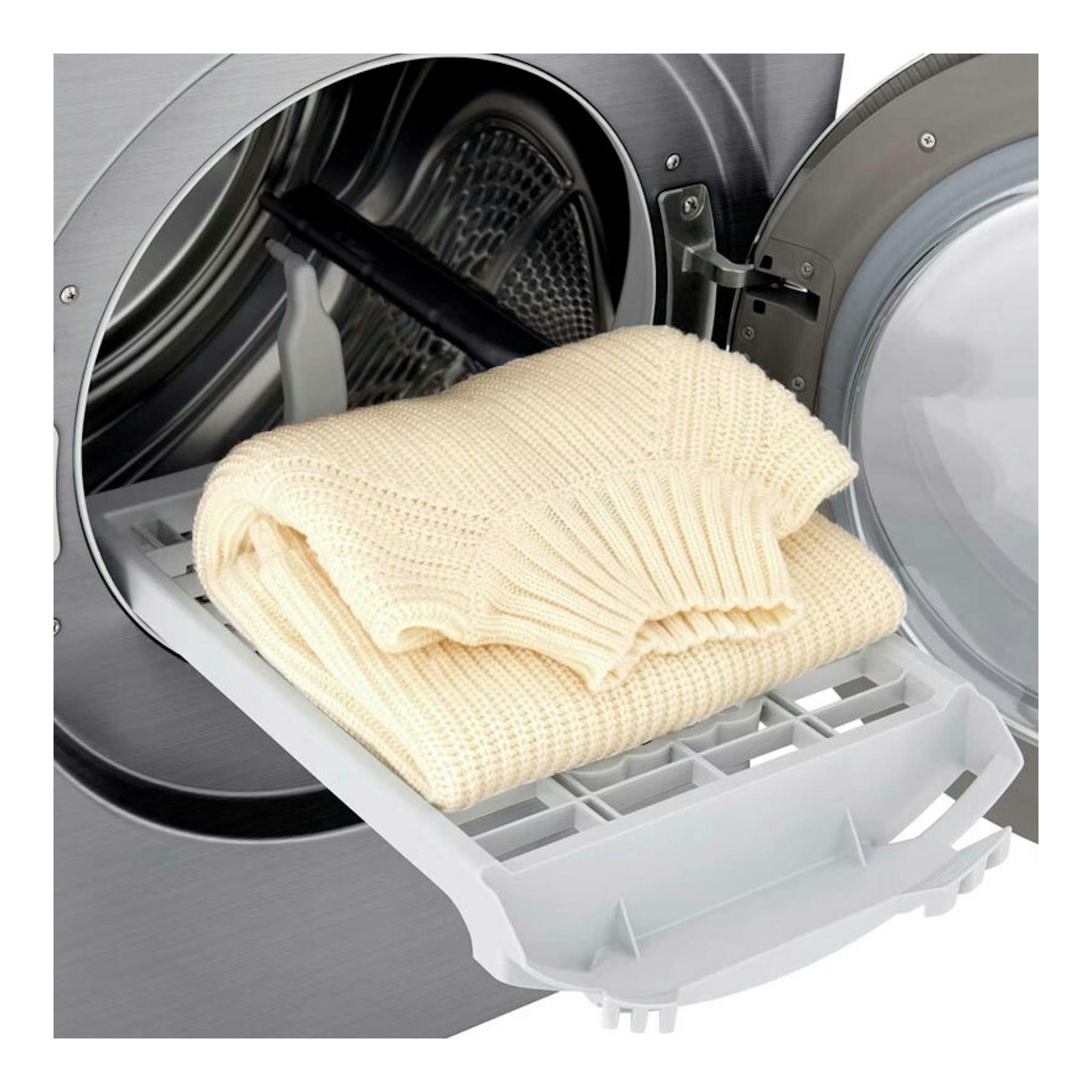 Secadora LG RH90V9PV2N de carga frontal, tambor de acero con puerta abierta y ropa de punto beige.