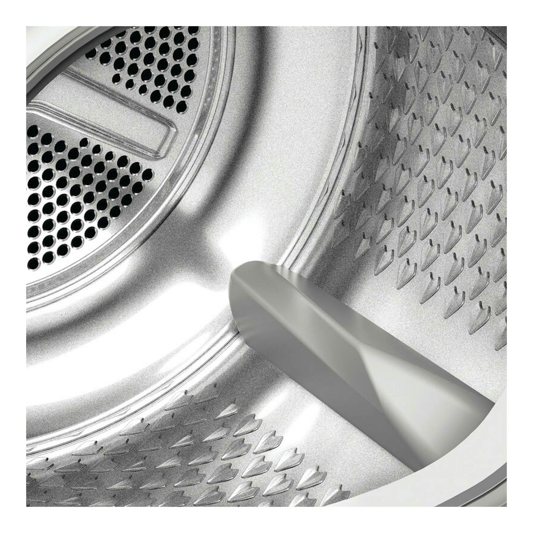 Interior del tambor de una secadora Whirlpool CWD84MWBSSPT de acero inoxidable, con aspas perforadas, vista cercana.