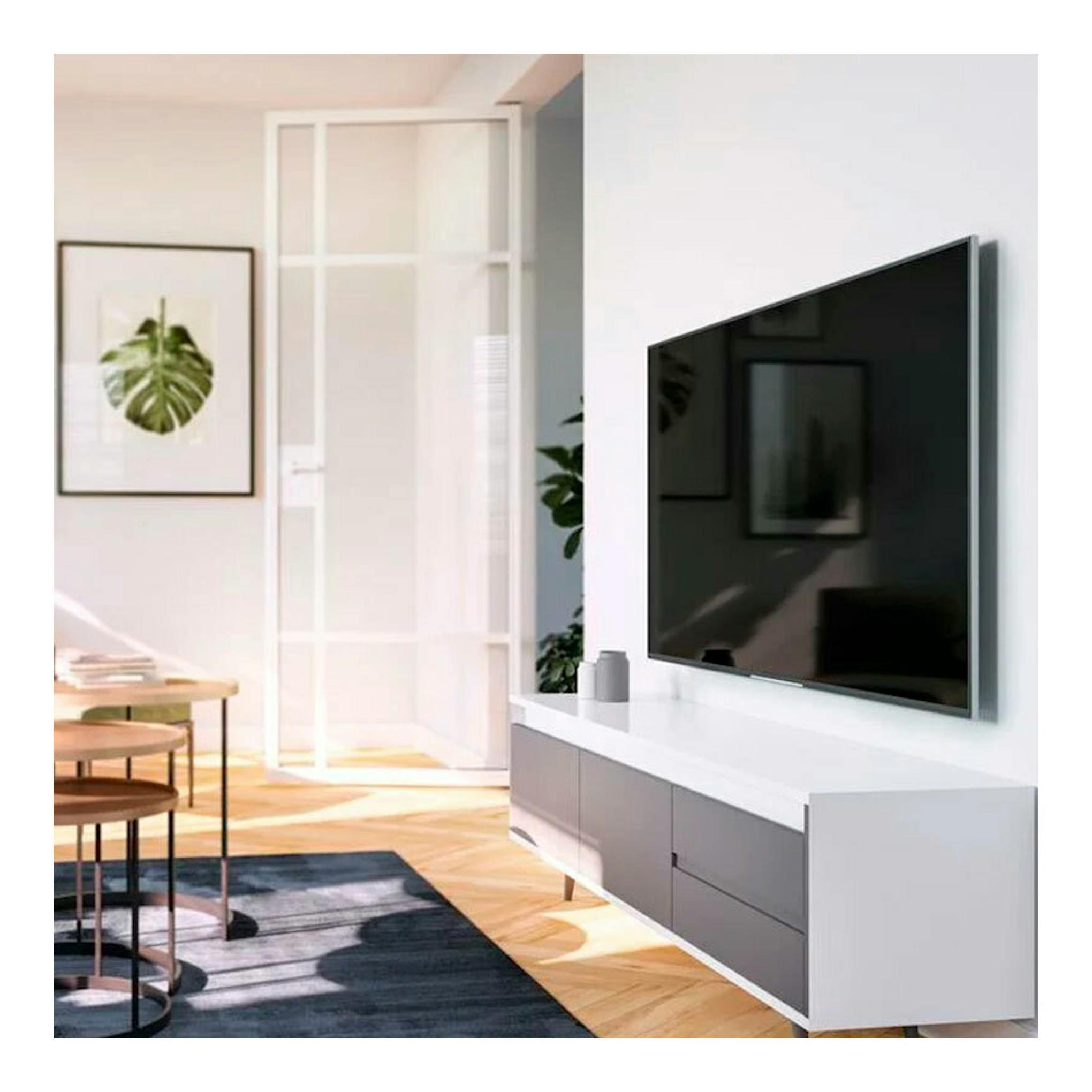 Soporte de pared Vogels TVM 3403 con televisor negro visto en perspectiva, montado sobre pared blanca.