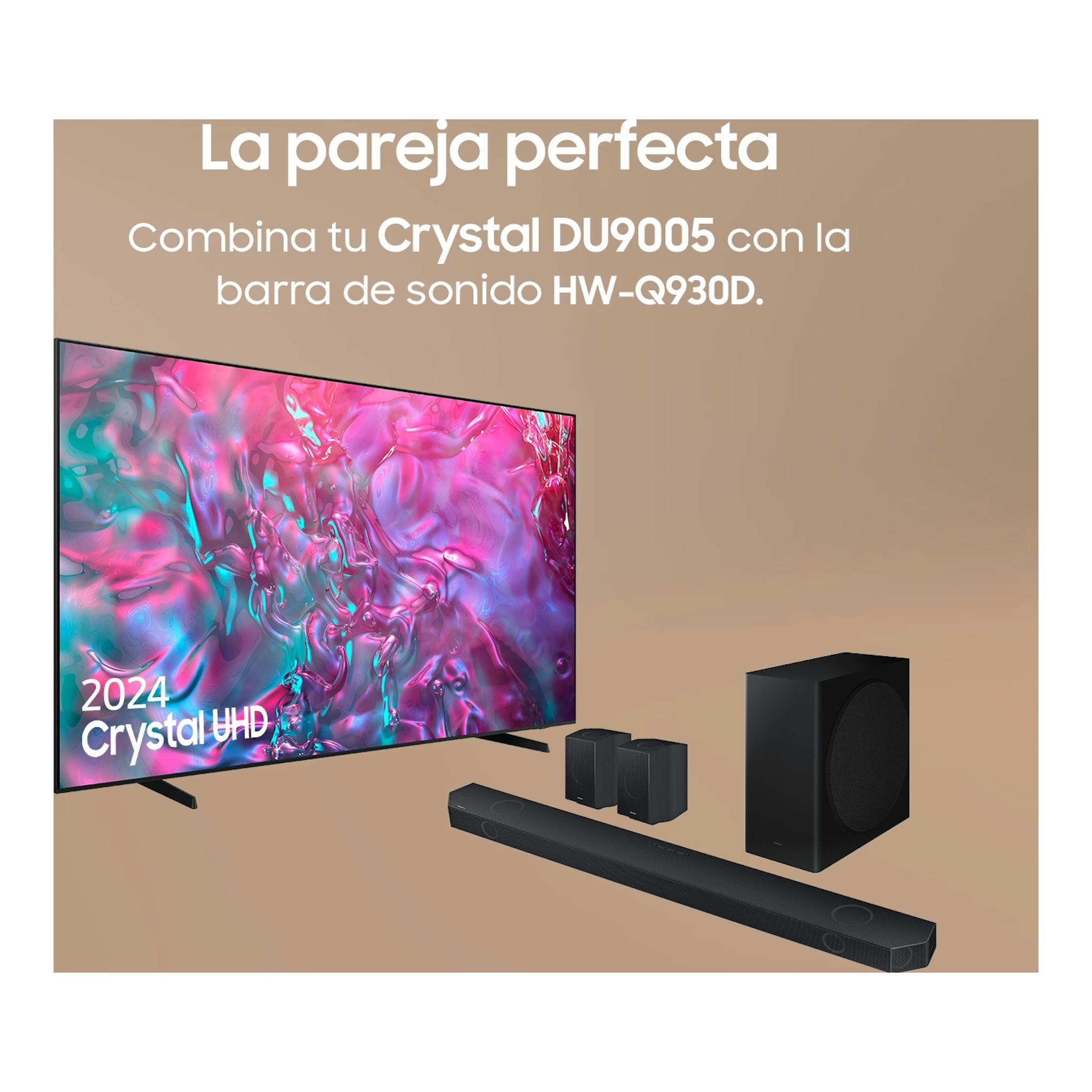 Samsung Crystal DU9005 y barra HW-Q930D, vista frontal en ángulo, TV negra con barra y altavoces.