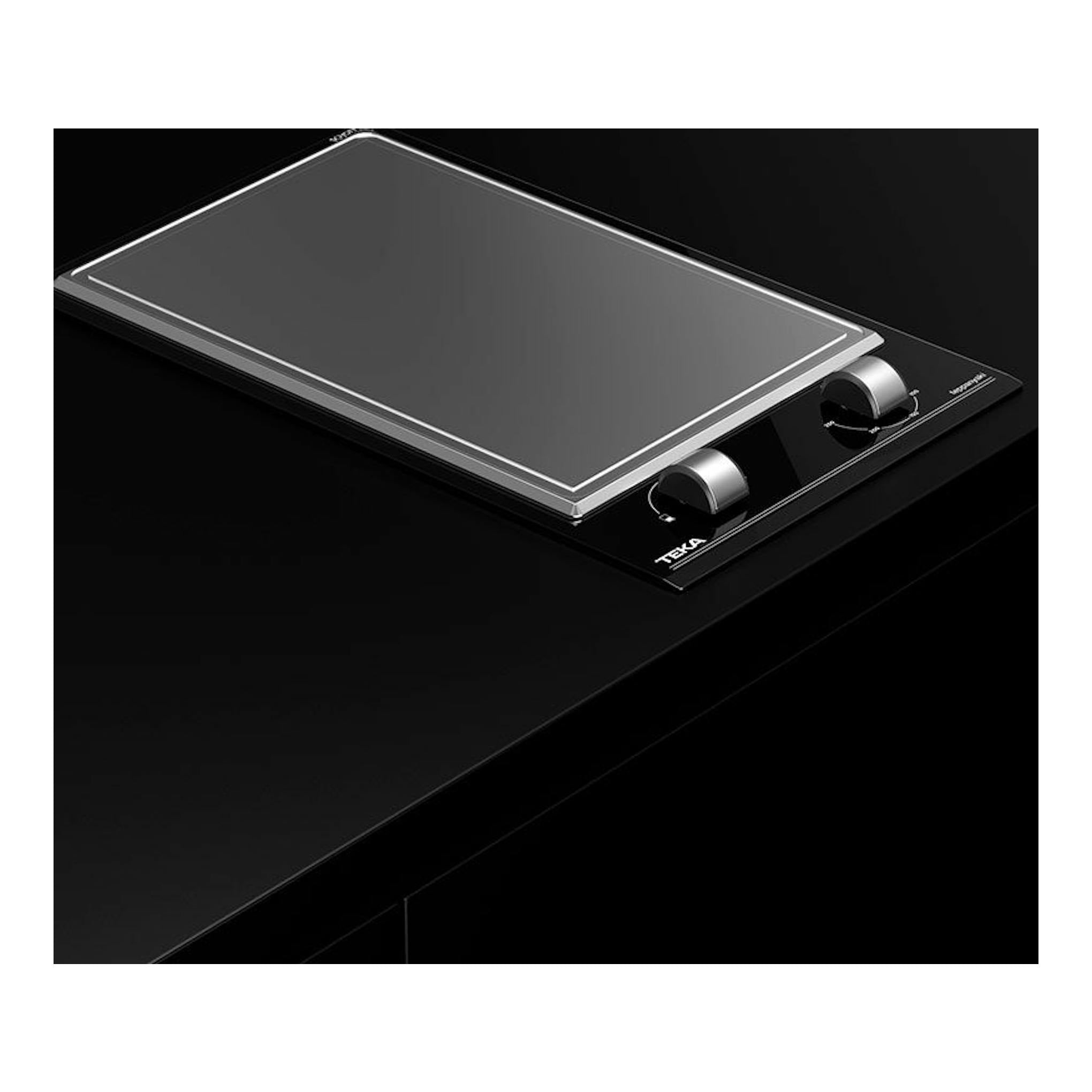 Teppan Yaki Teka YZC32600XFL BK, placa rectangular negra con superficie metálica y dos mandos, vista en ángulo.