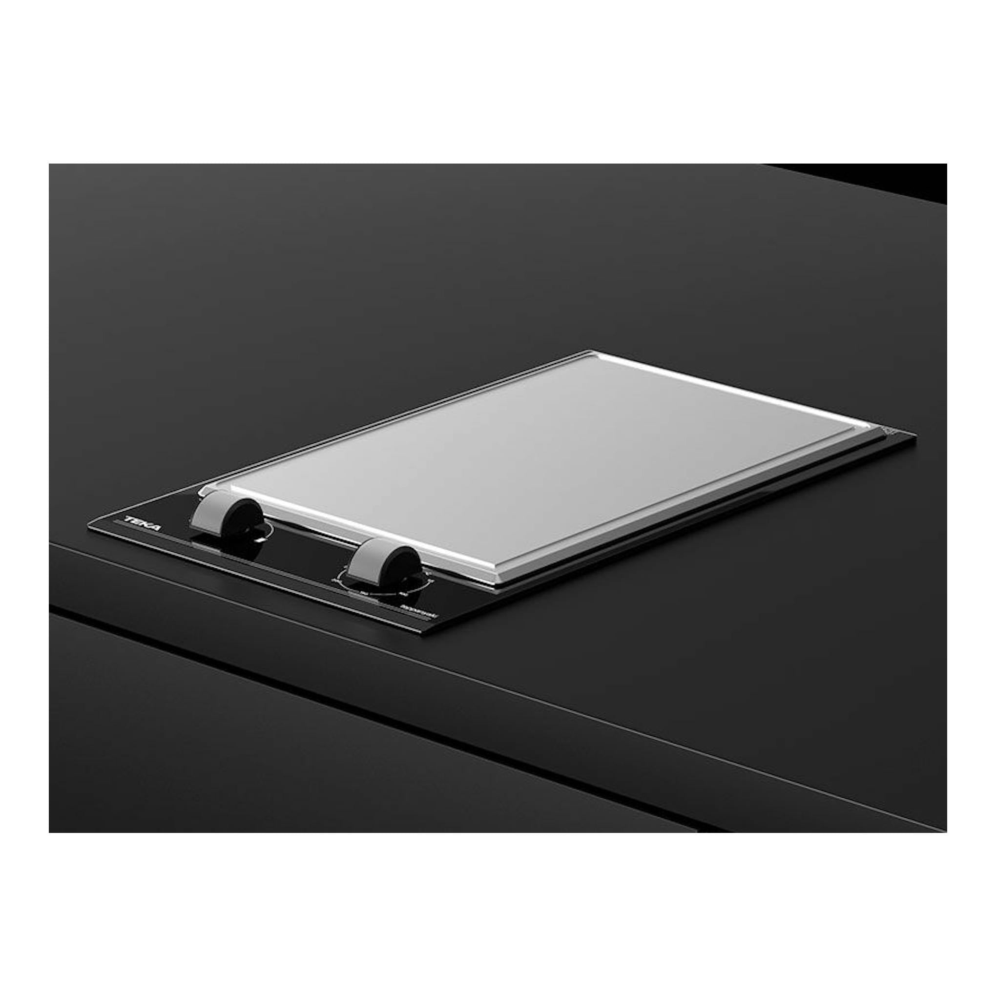Teka YZC32600XFL BK, teppan yaki en ángulo sobre encimera negra, placa rectangular plateada con dos mandos.