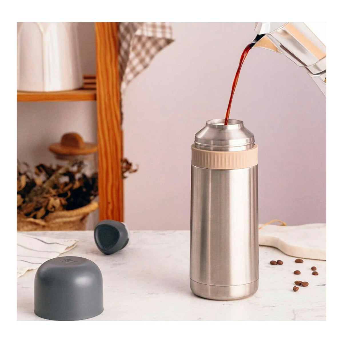 Termo líquido Bra Enjoy 800 ml de acero inoxidable, vista frontal, con café vertiéndose desde arriba.