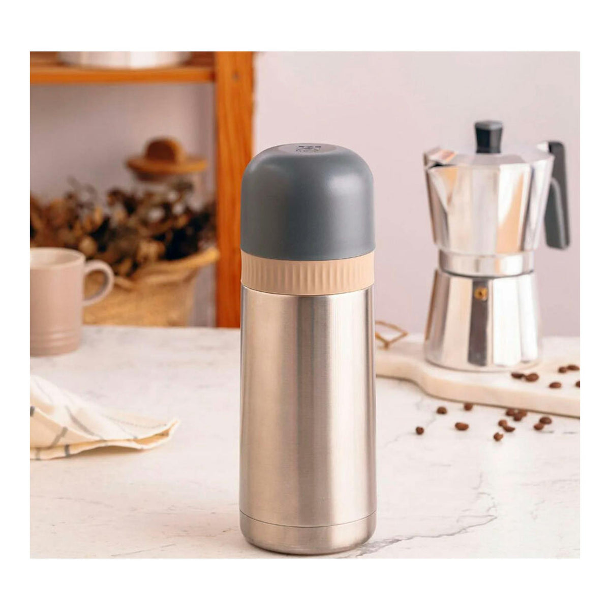 Termo Bra Enjoy 800 ml de acero inoxidable, plateado, con tapa gris, visto de frente sobre una mesa.