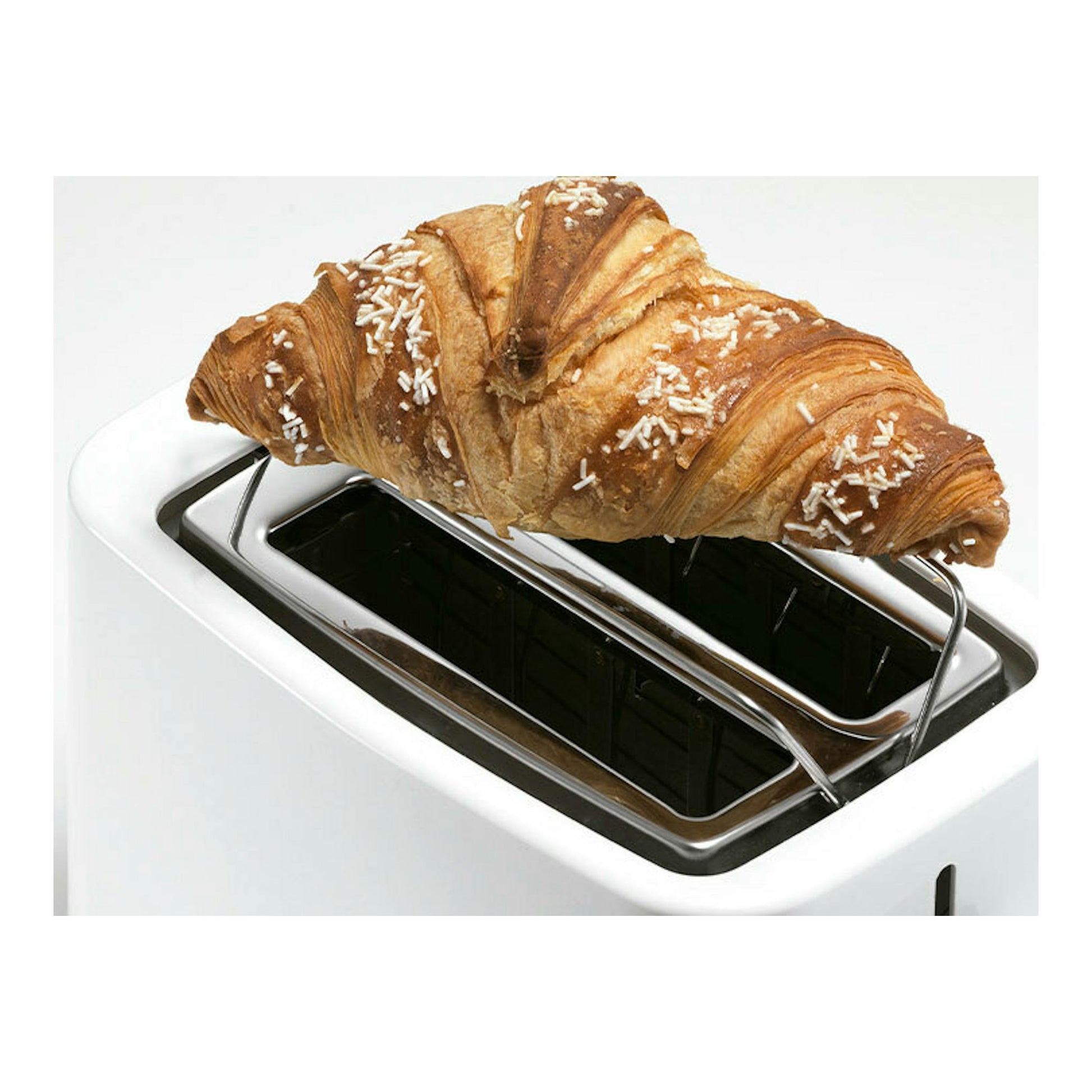Tostador Ariete Breakfast blanco, de 2 ranuras, vista en ángulo con un croissant encima.