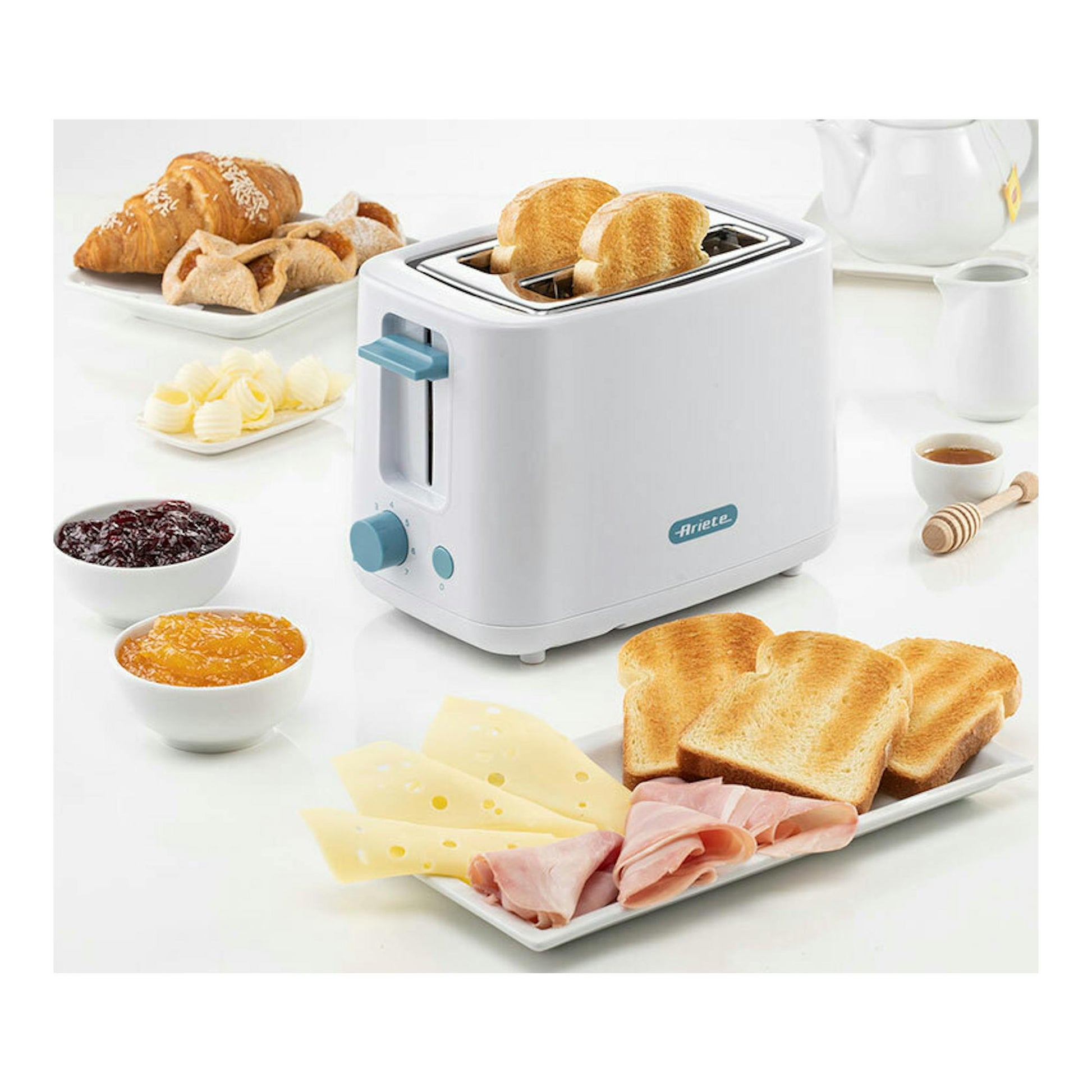 Tostador Ariete Breakfast blanco, de dos ranuras, vista frontal con pan tostado.
