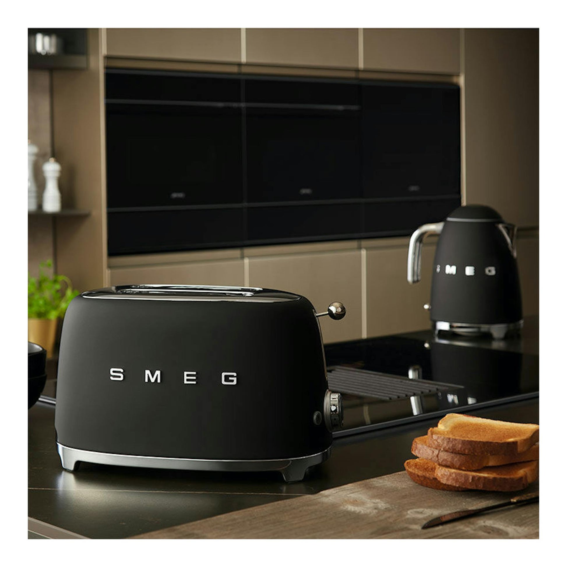 Tostador Smeg TSF01BLMEU negro mate, vista frontal-izquierda en encimera de cocina.