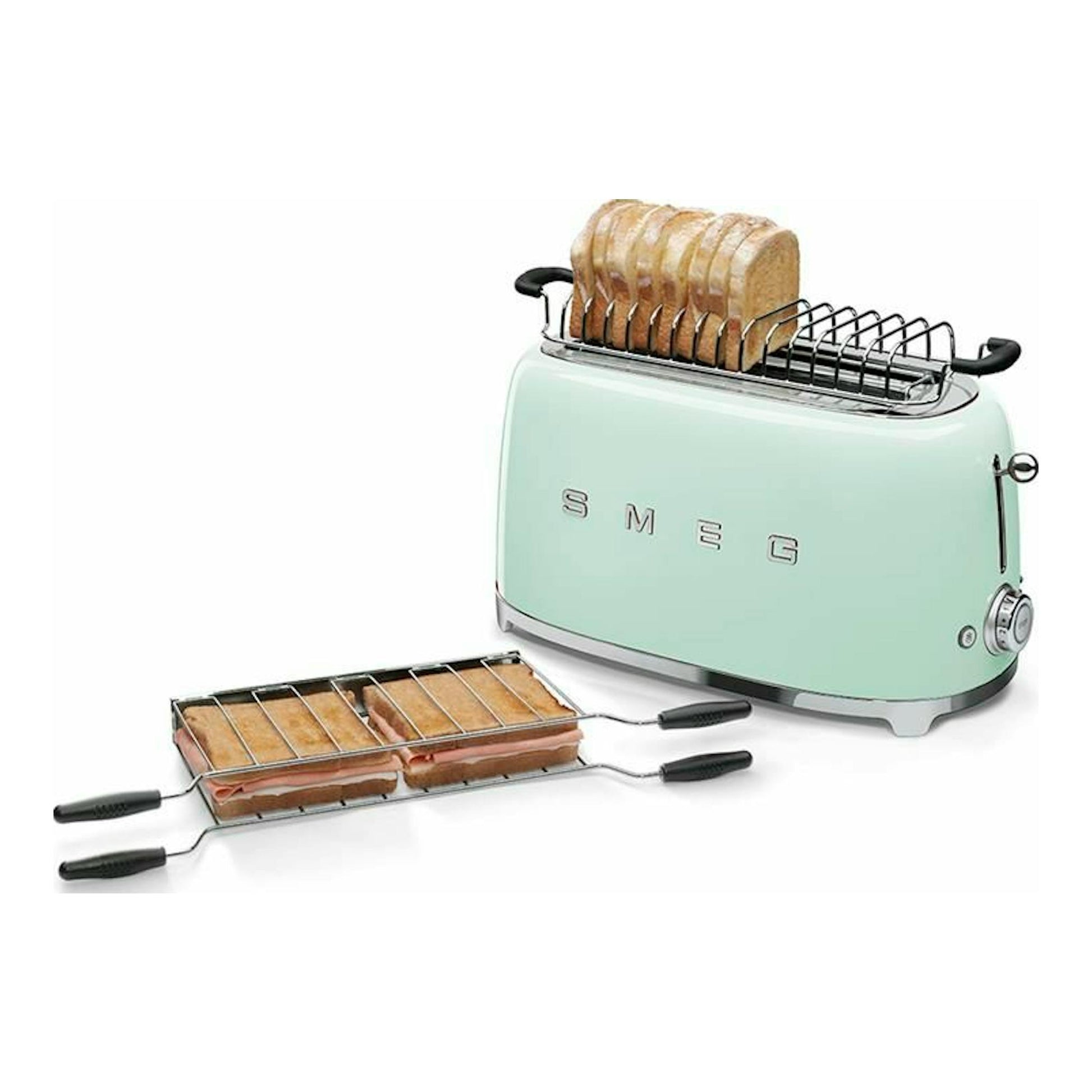 Tostador Smeg TSF02PGEU verde claro, vista frontal derecha, con pan en la rejilla y dos soportes para sándwich.