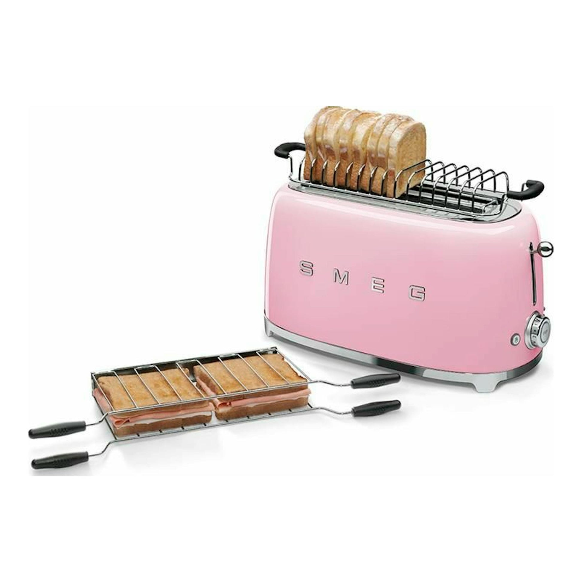 Tostador Smeg TSF02PKEU rosa, vista frontal tres cuartos, con pan en la rejilla superior y parrilla para sándwiches.