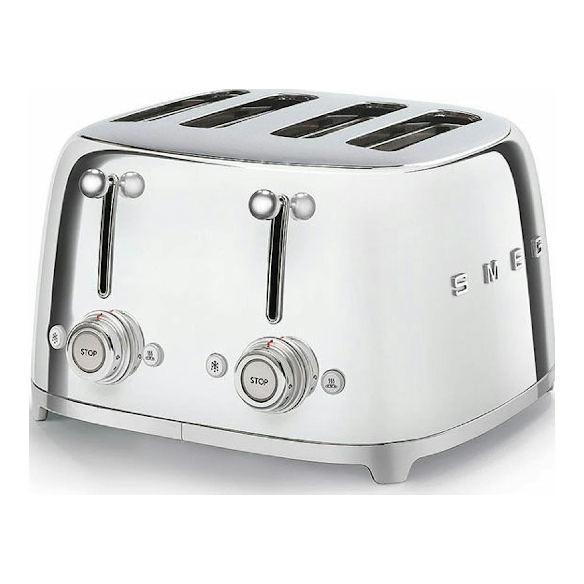 Tostador Smeg TSF03SSEU cromado, vista frontal en ángulo, con cuatro ranuras y dos mandos.