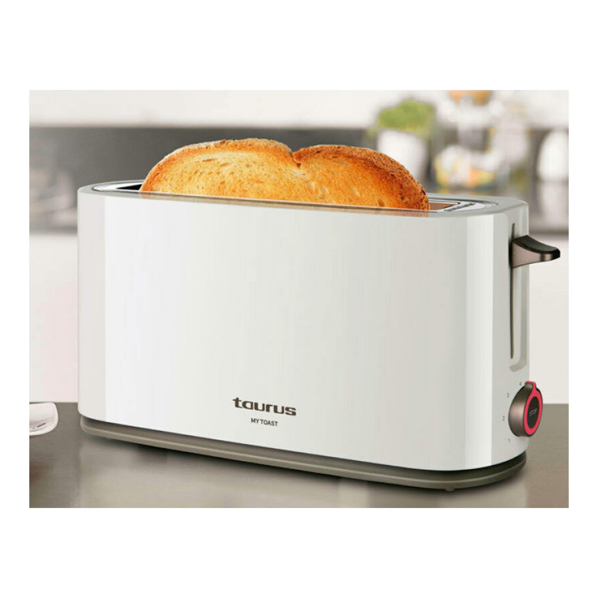 Tostador blanco Taurus MyToast, vista frontal ligeramente lateral, con una tostada en la ranura y dial lateral.