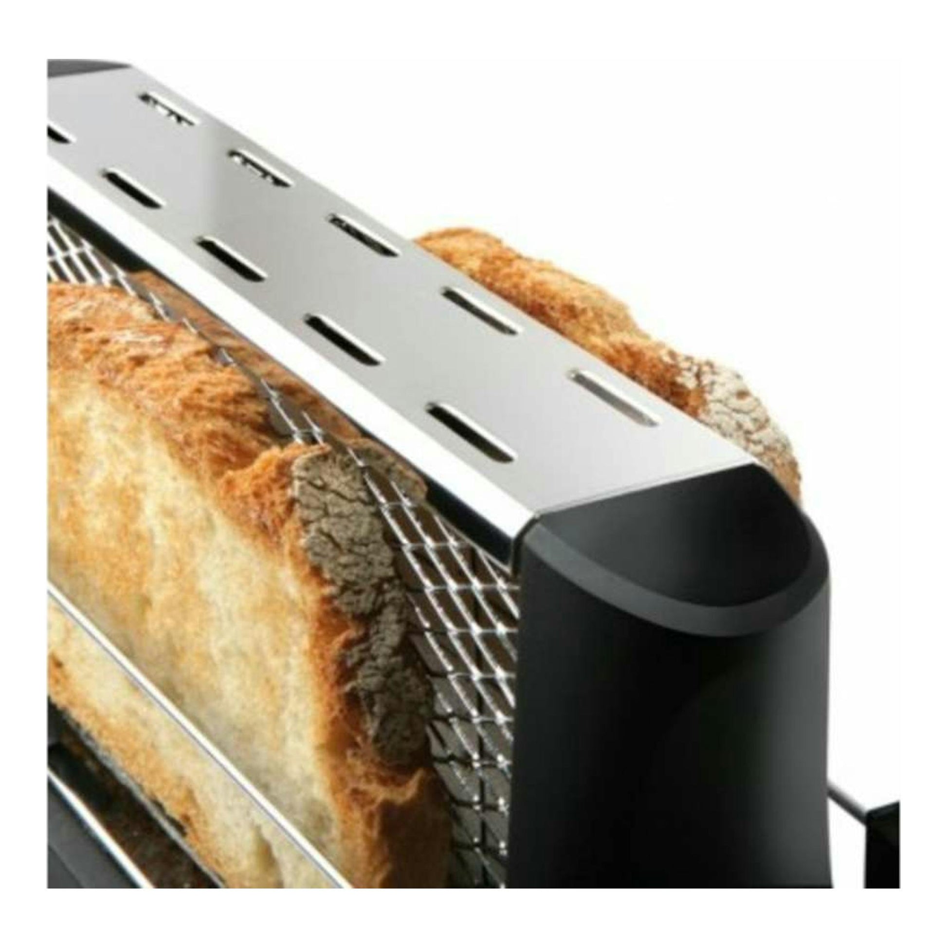 Primer plano de un tostador Taurus Todopan negro y plateado con una rebanada de pan en su ranura.