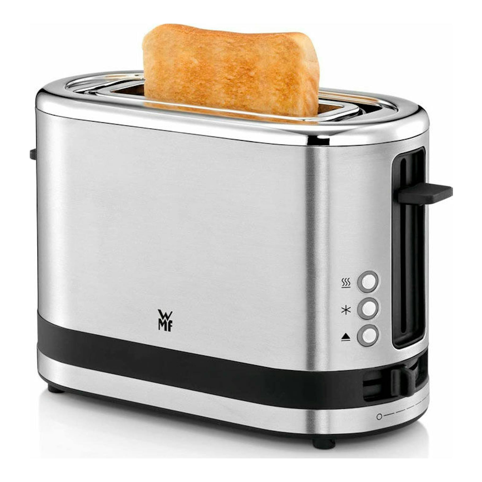 Tostador WMF Kitchenminis de 1 ranura, acero inoxidable, vista frontal en tres cuartos, con una rebanada de pan.
