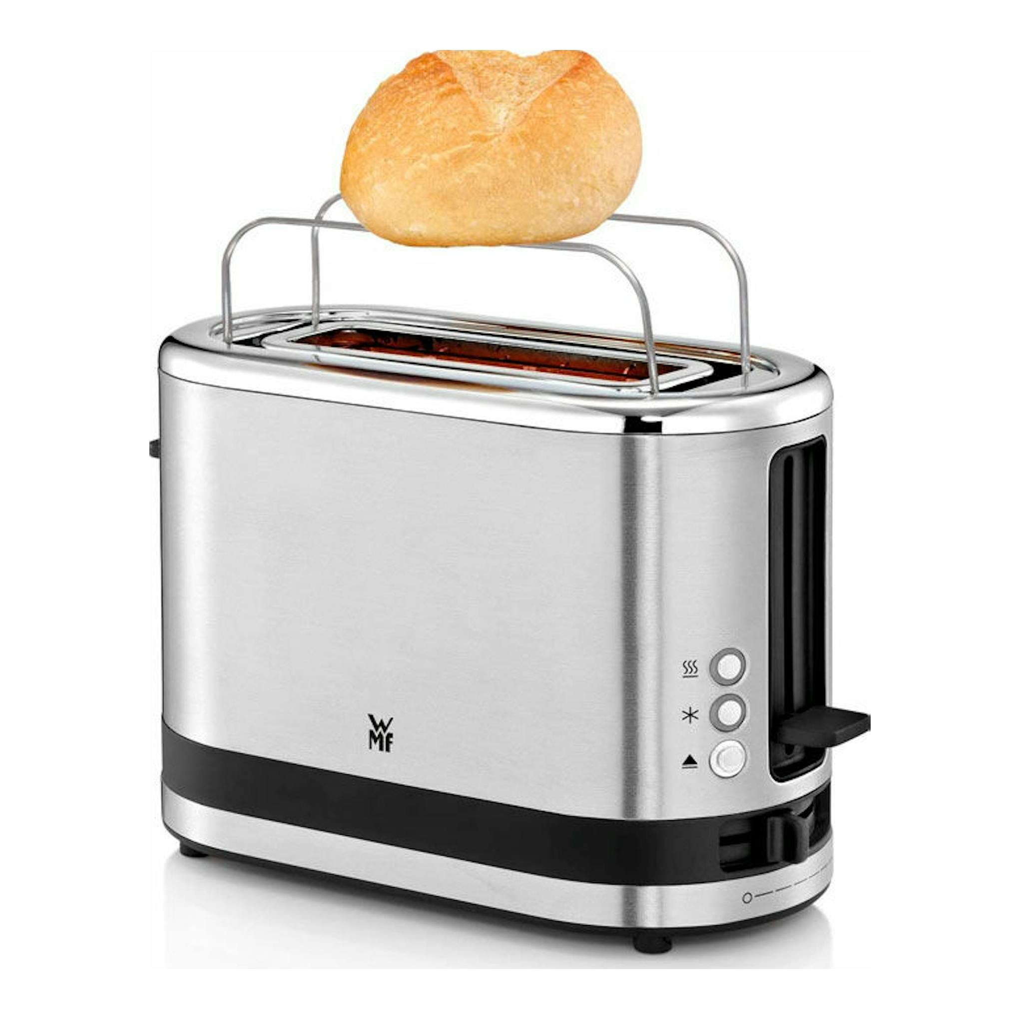 Tostador WMF Kitchenminis de una ranura, acero inoxidable, vista frontal 3/4, con panecillo en el soporte.