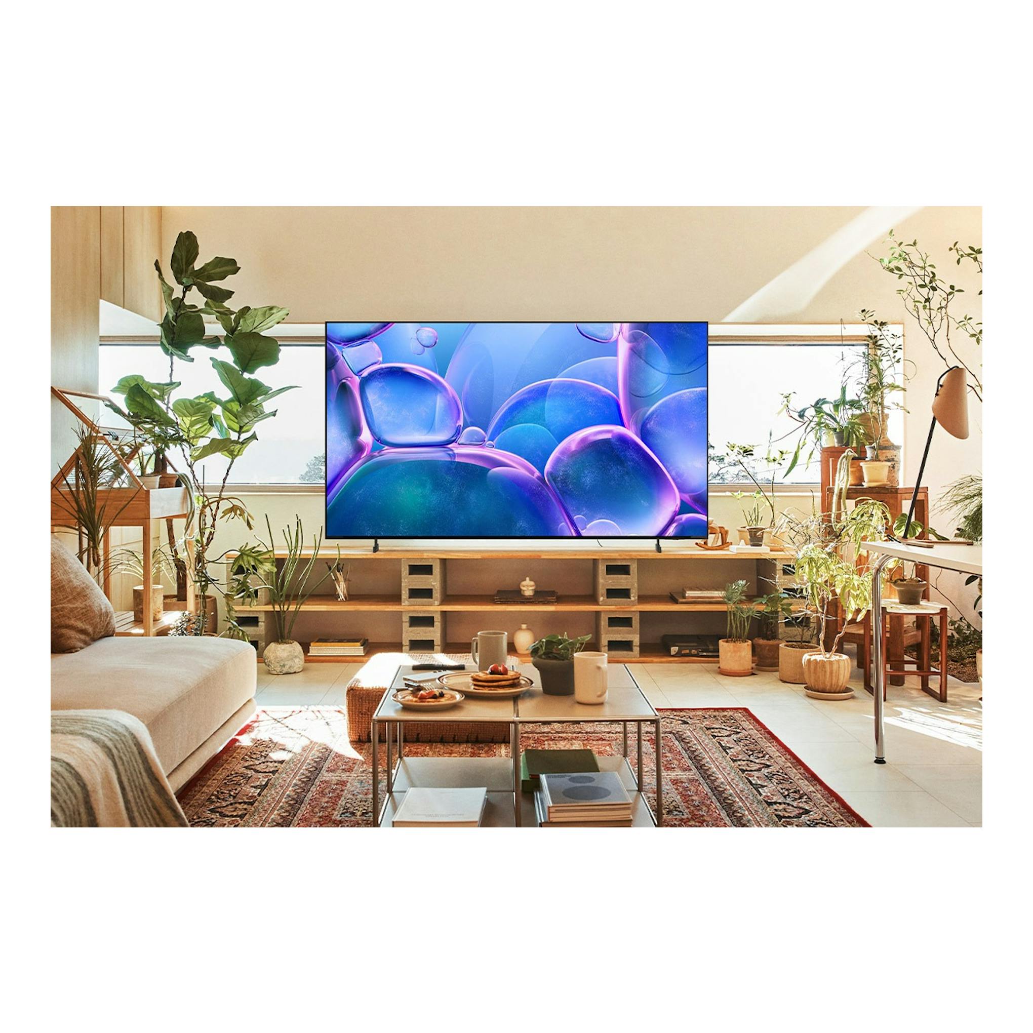 TV Samsung TU85U7025FKXXC de 85 pulgadas, vista frontal, en salón con pantalla mostrando imagen abstracta azul y morada