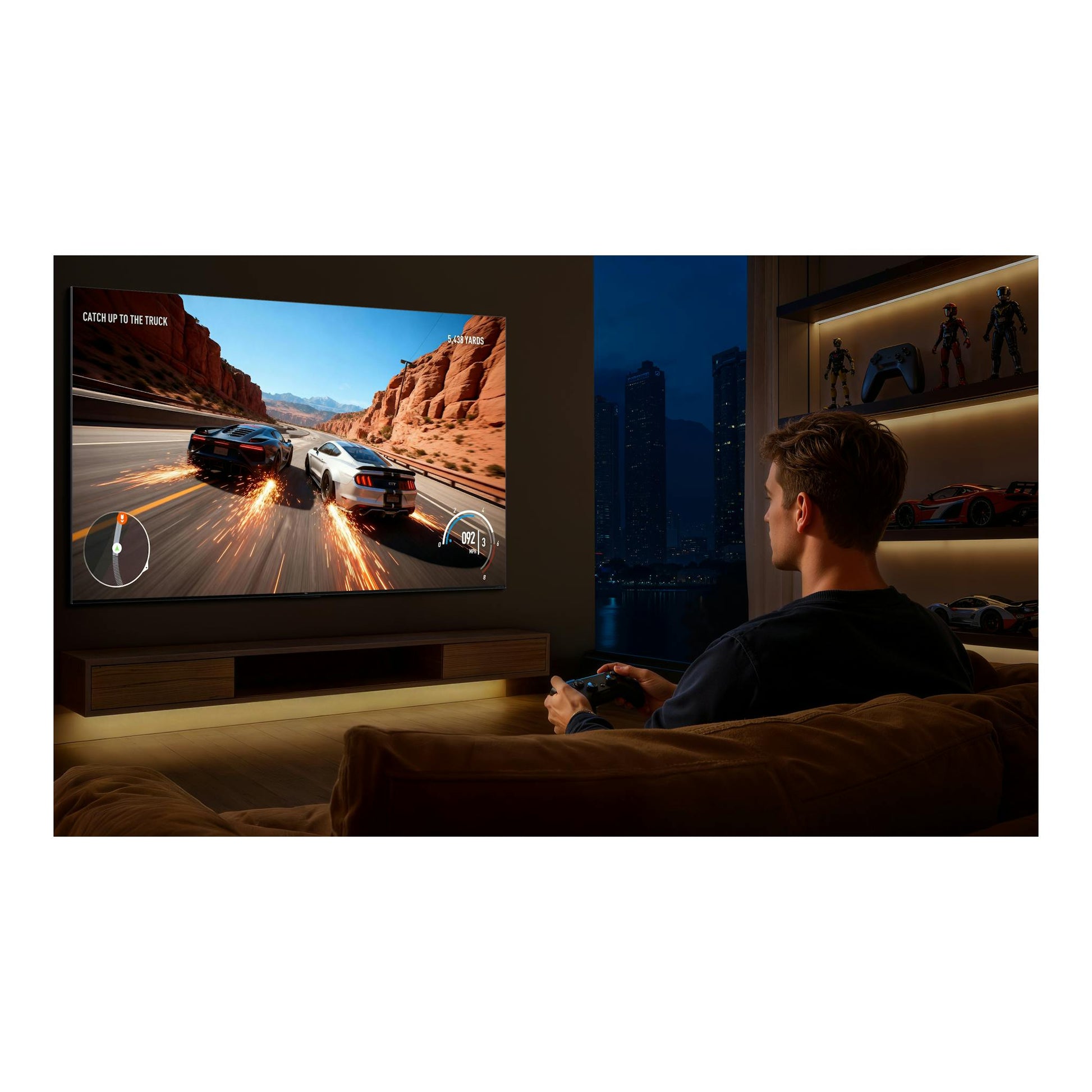 Televisor TCL 85C7L montado en pared, con videojuego de coches en pantalla; una persona juega con mando.
