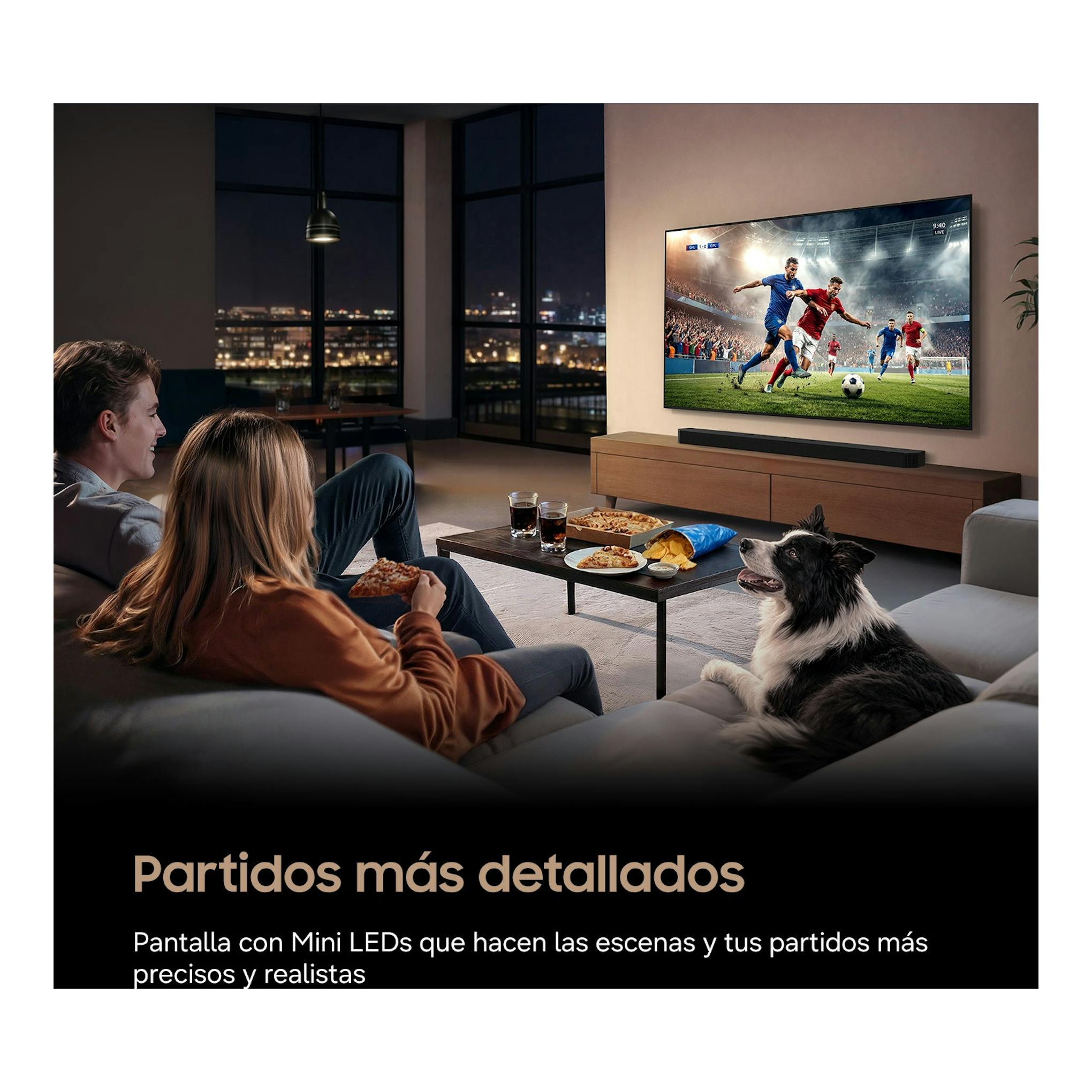 Samsung TU55M73HAUXXC, TV 4K Mini LED negra en pared, vista frontal en salón, con partido de fútbol en pantalla.