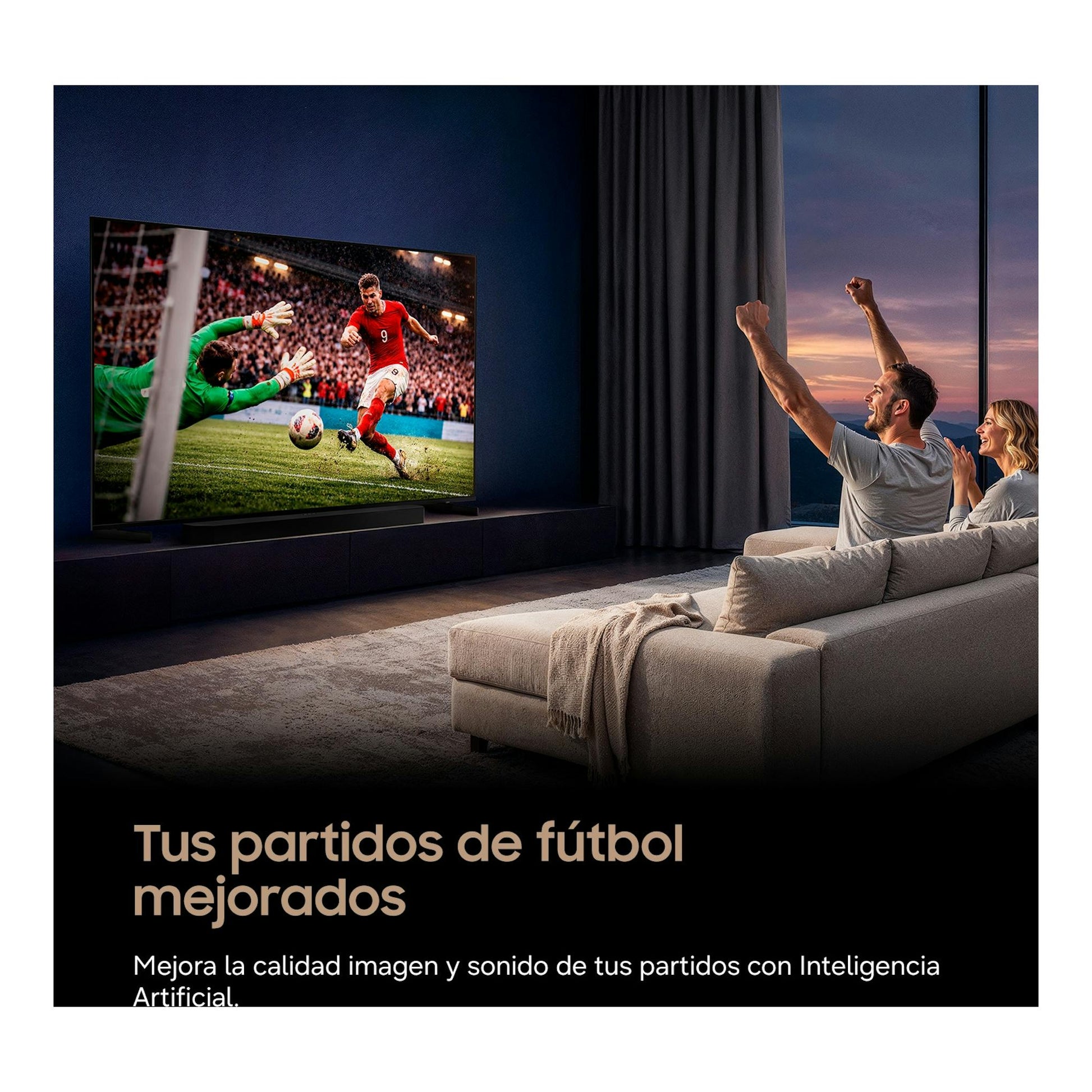 Televisor Samsung TU55M73HAUXXC en salón, vista frontal, con un partido de fútbol en pantalla.