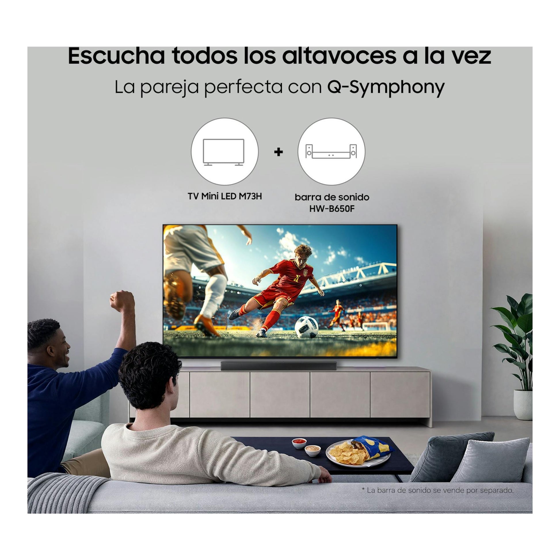 Samsung M73H Mini LED TV, vista frontal, en salón, con barra de sonido y pantalla con partido de fútbol.