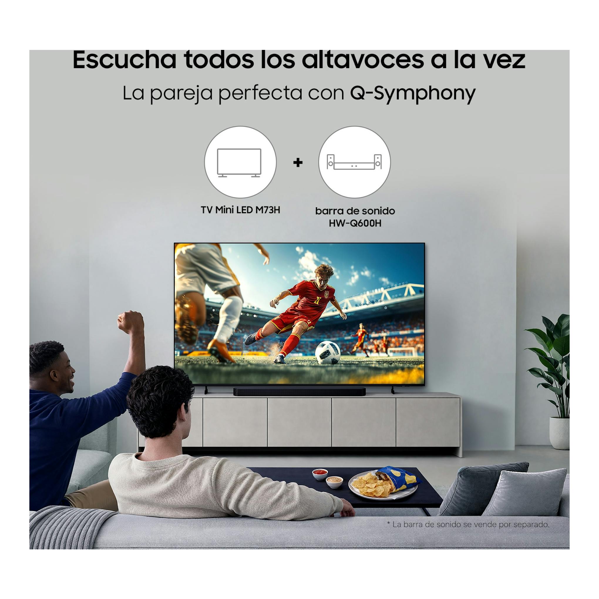 Anuncio de Samsung Q-Symphony con TV Mini LED M73H y barra HW-Q600H en un salón, con fútbol en pantalla.