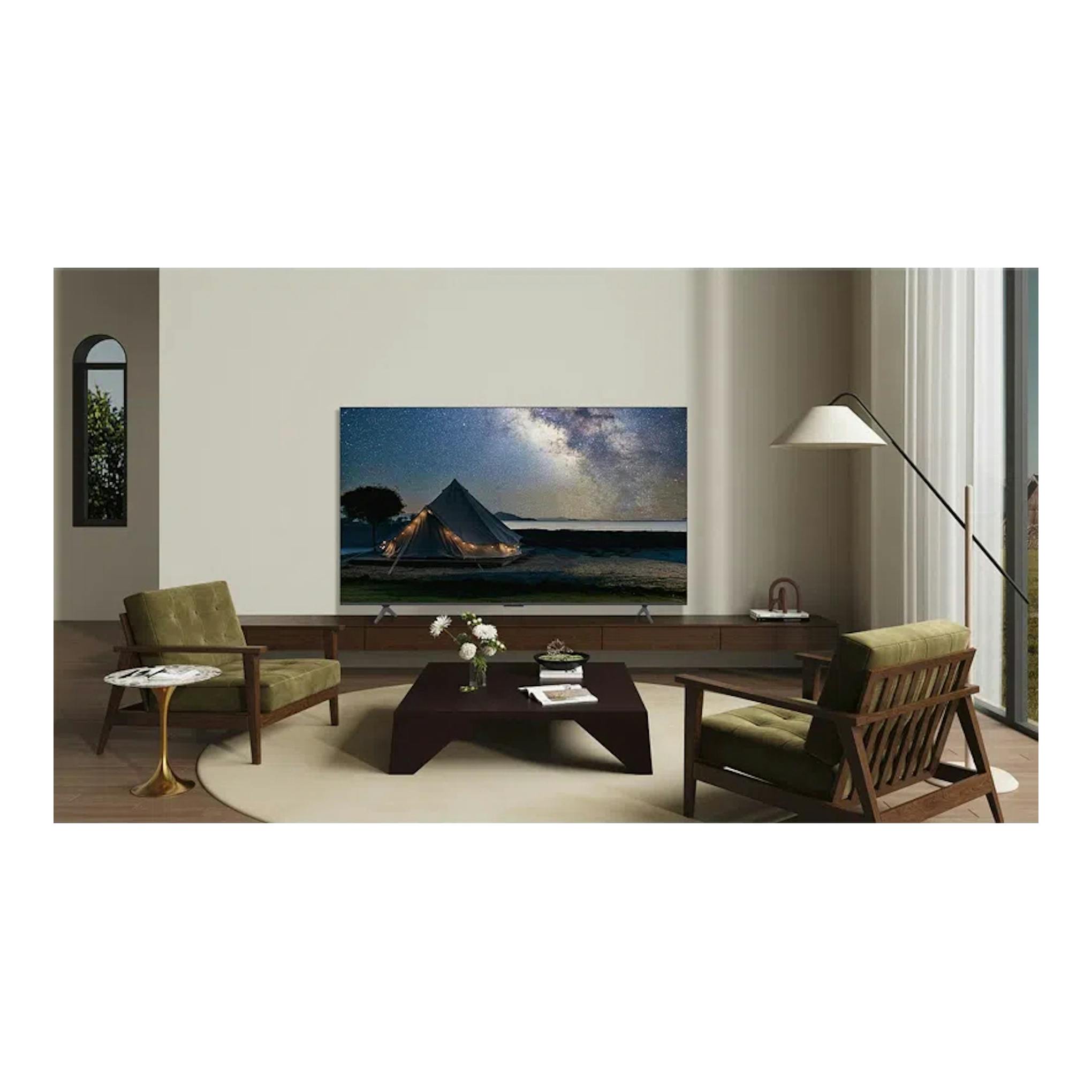 Televisor TCL 75T69C de 75 pulgadas, vista frontal en sala moderna, con pantalla mostrando una tienda.