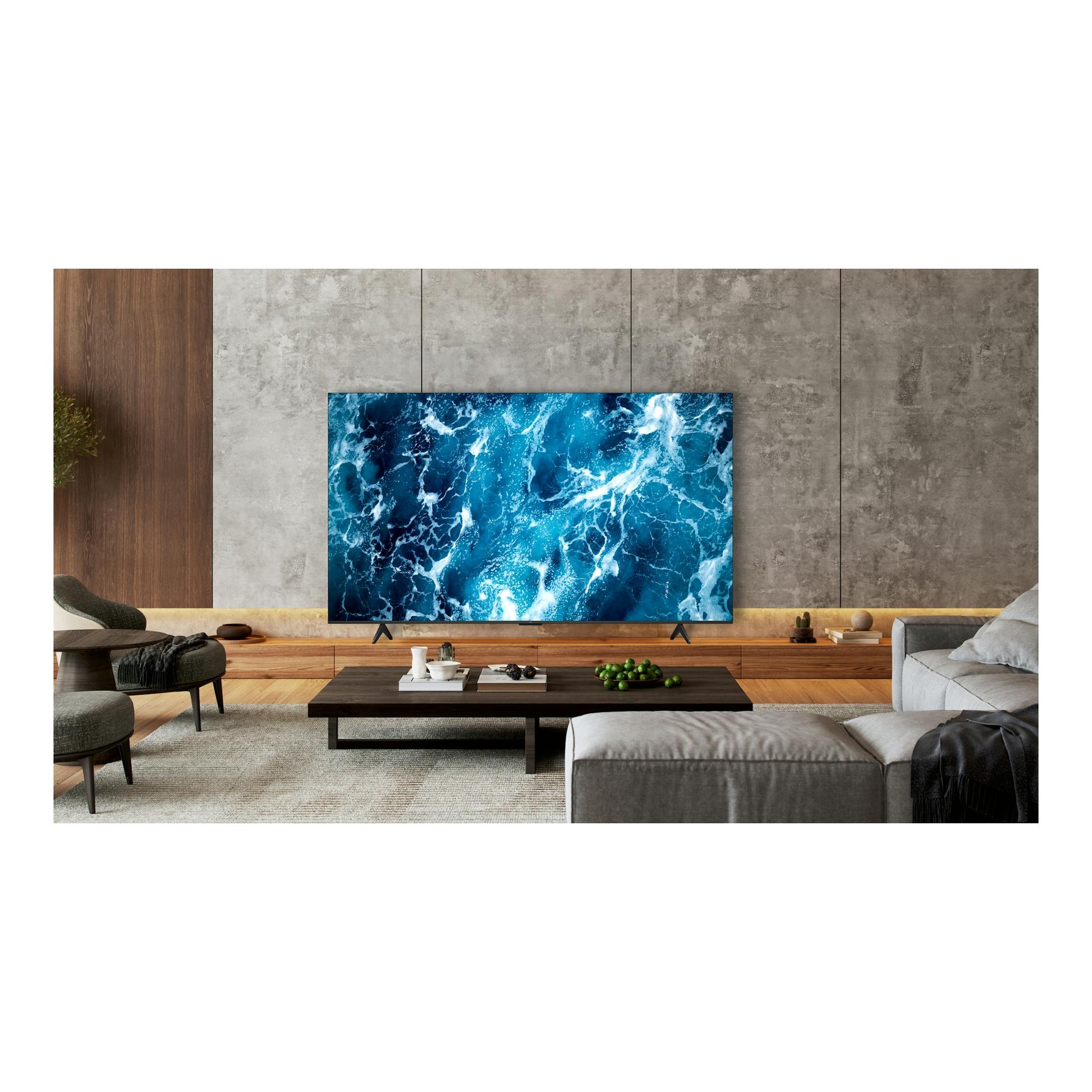 TV TCL 75T69C de frente en un salón moderno, con pantalla mostrando una imagen abstracta azul.