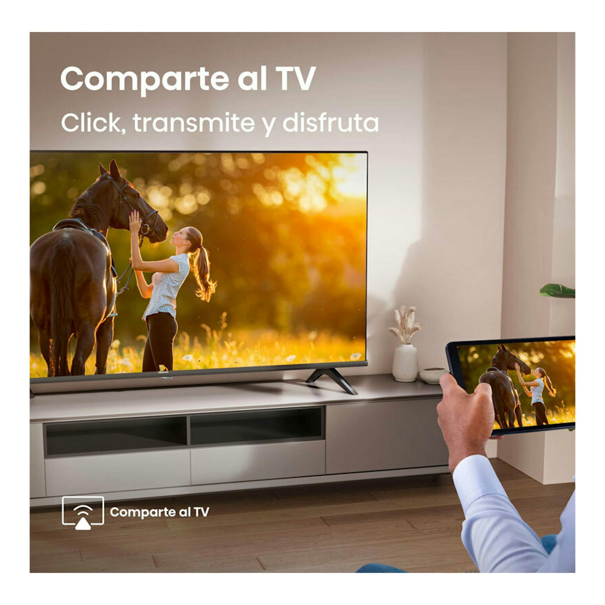 TV Hisense 32A4Q LED 4K de 32" en salón, con una persona duplicando la pantalla desde una tableta.