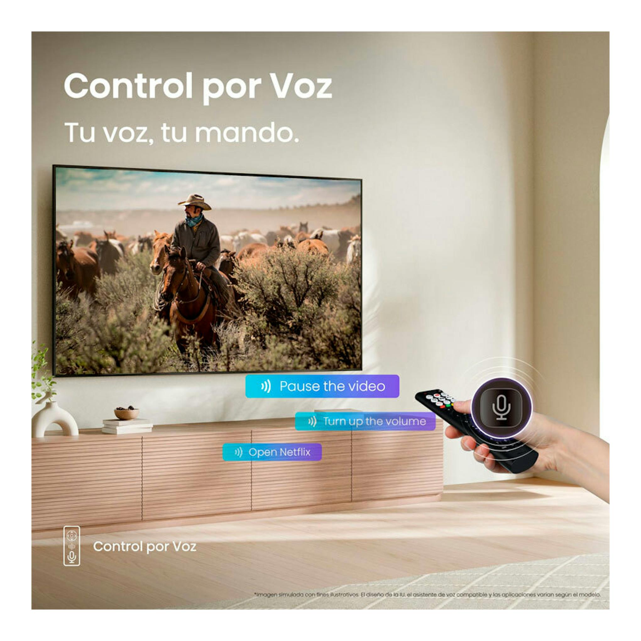 Anuncio de TV Hisense 43A6Q en salón, vista frontal; pantalla con jinete y mando con icono de voz.