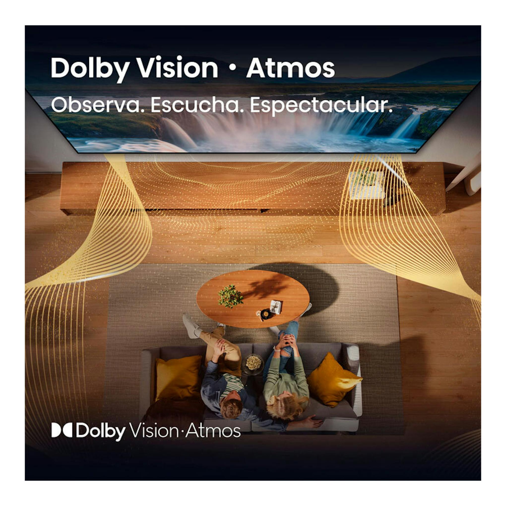 Televisor Hisense 43E77Q QLED 4K de 43", vista frontal en sala con texto Dolby Vision y Atmos.