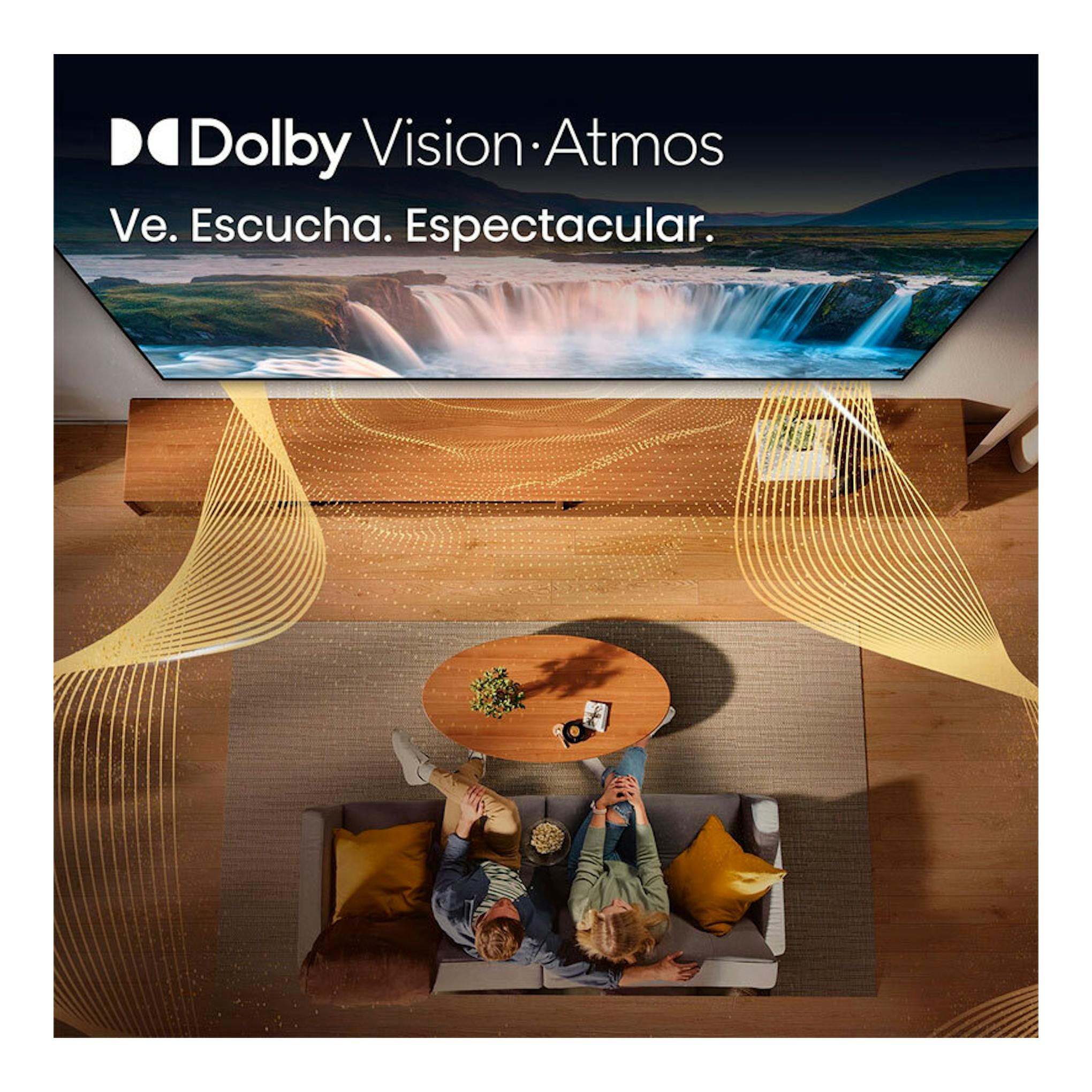 TV Hisense 43Q7S, vista cenital en sala, con imagen Dolby Vision Atmos y dos personas en el sofá.