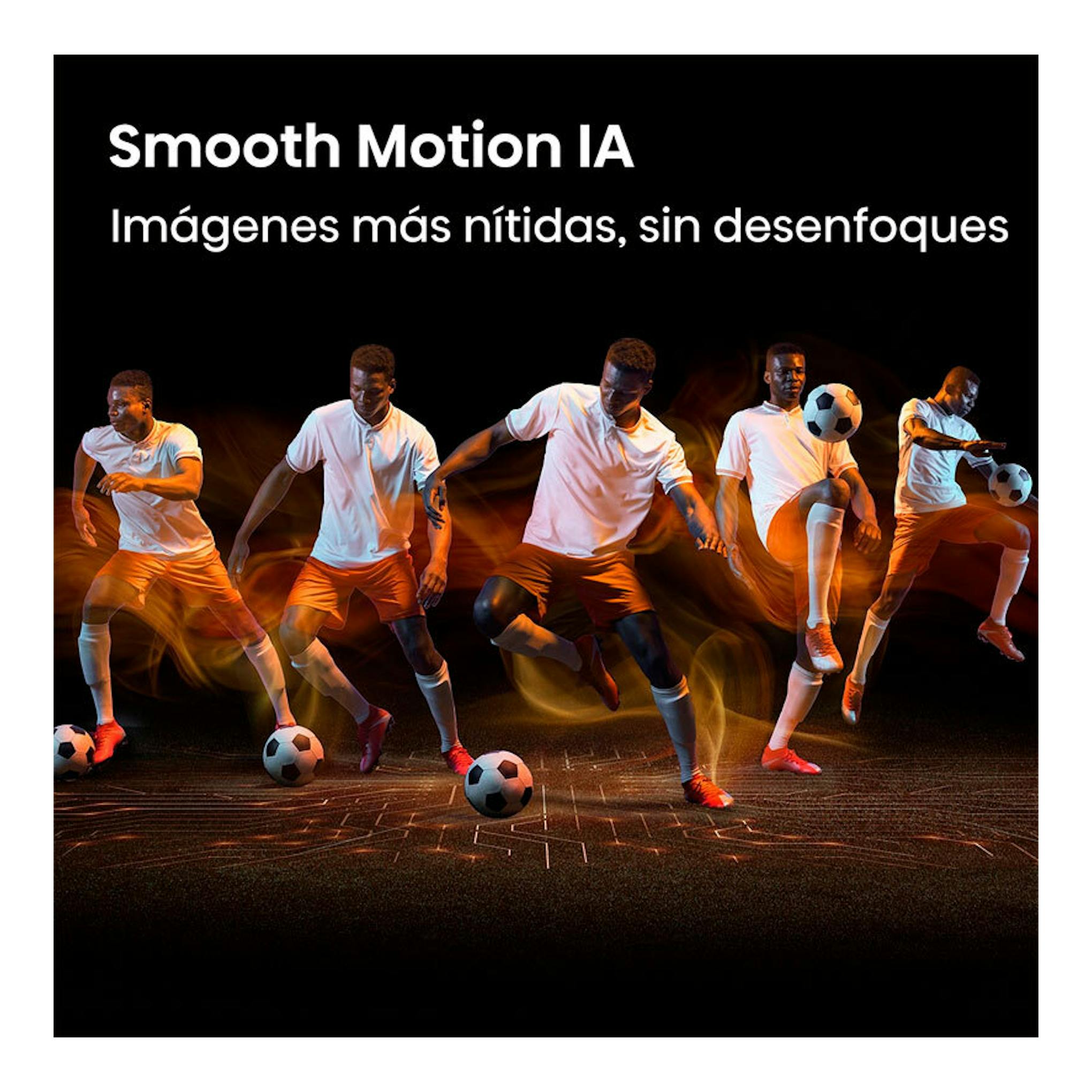 Gráfico de Hisense 55Q7S con cinco futbolistas en movimiento, fondo negro, trazas naranjas y texto «Smooth Motion IA».