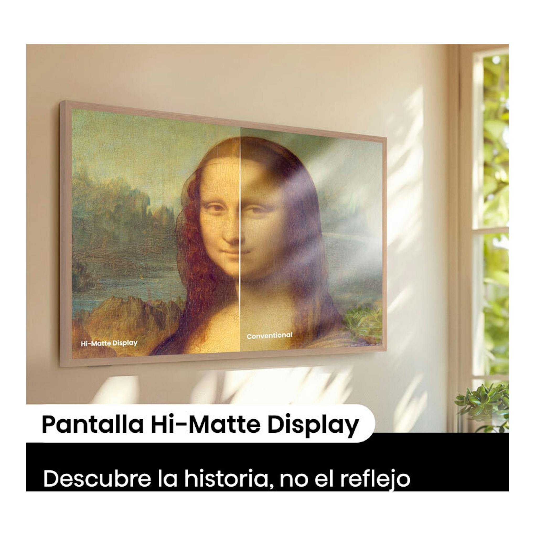 TV Hisense 55S7NQ en pared, vista frontal, con comparación Hi-Matte Display y Conventional sobre la Mona Lisa.