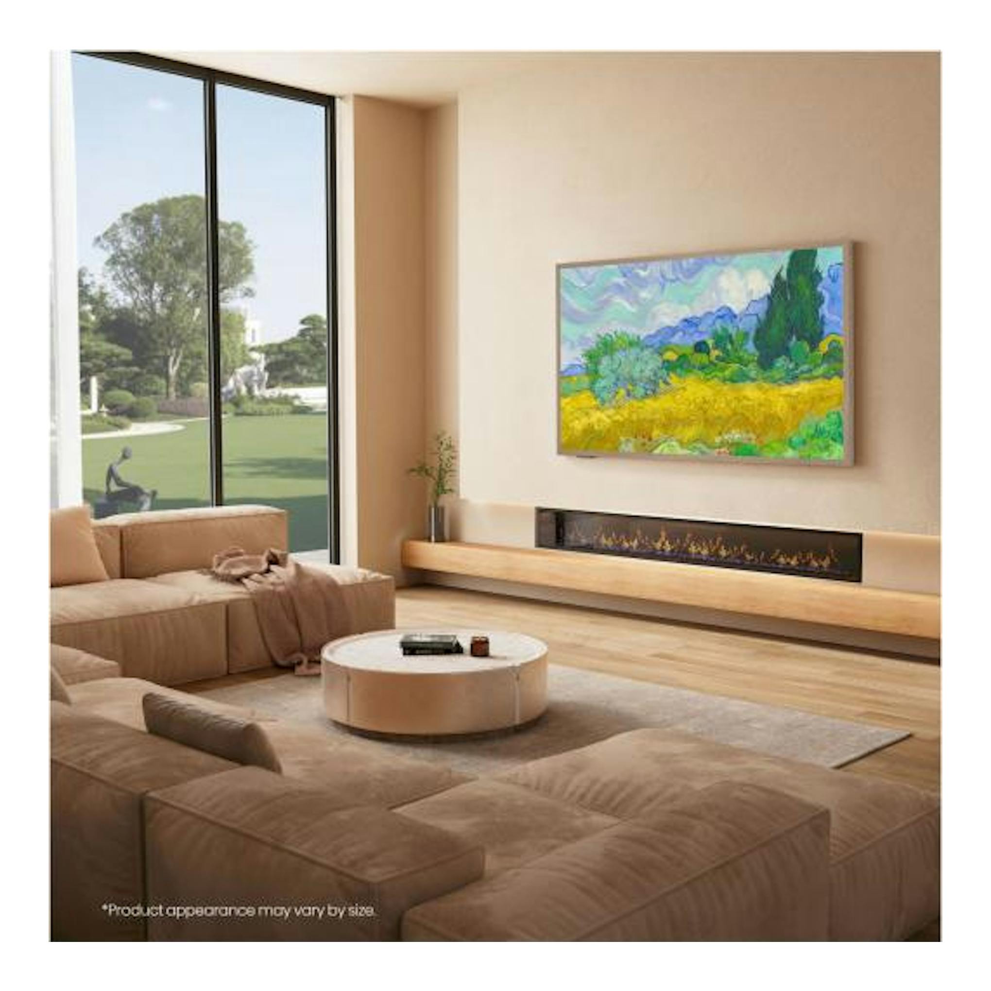 Televisor Hisense 65S7S de pared, vista frontal, en sala beige con pantalla mostrando un paisaje colorido.