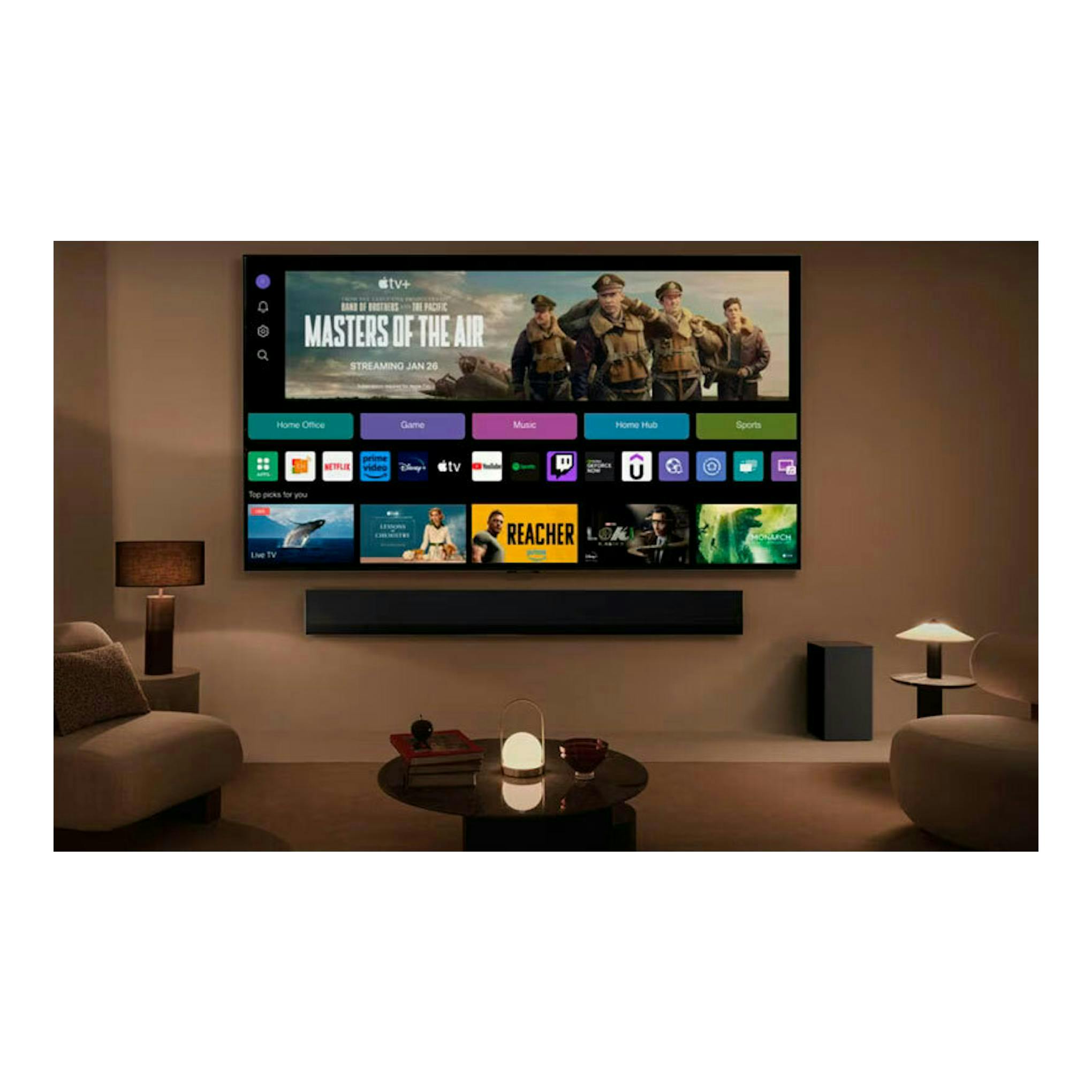 TV LG 43NANO82T6B negra, vista frontal montada en pared, con interfaz webOS en una sala de estar.