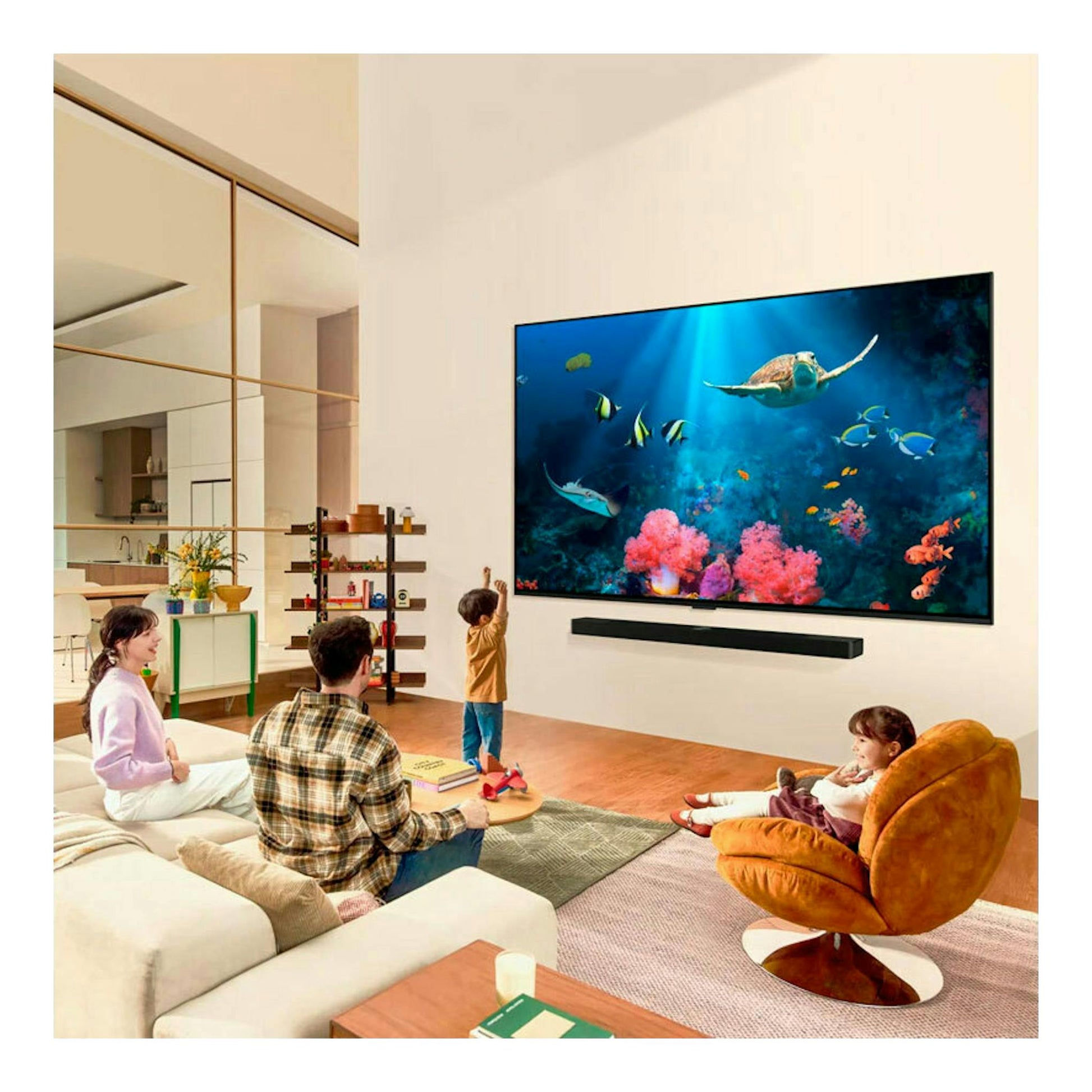 TV LG 50QNED80T6A.AEU montada en pared, vista frontal, mostrando escena submarina en una sala de estar.
