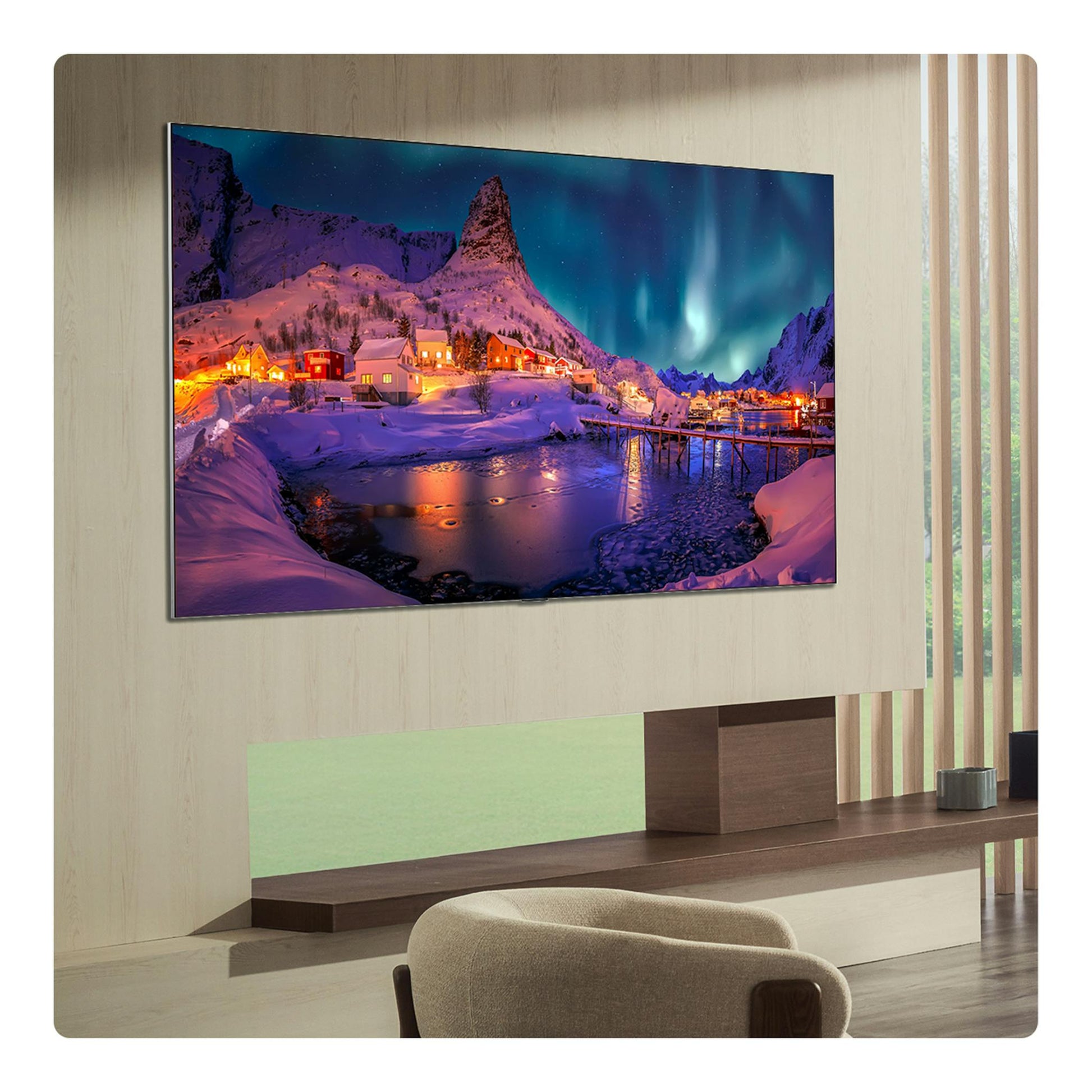 TV LG OLED65G64LW.AEU montado en pared, vista frontal, pantalla con paisaje invernal y auroras.