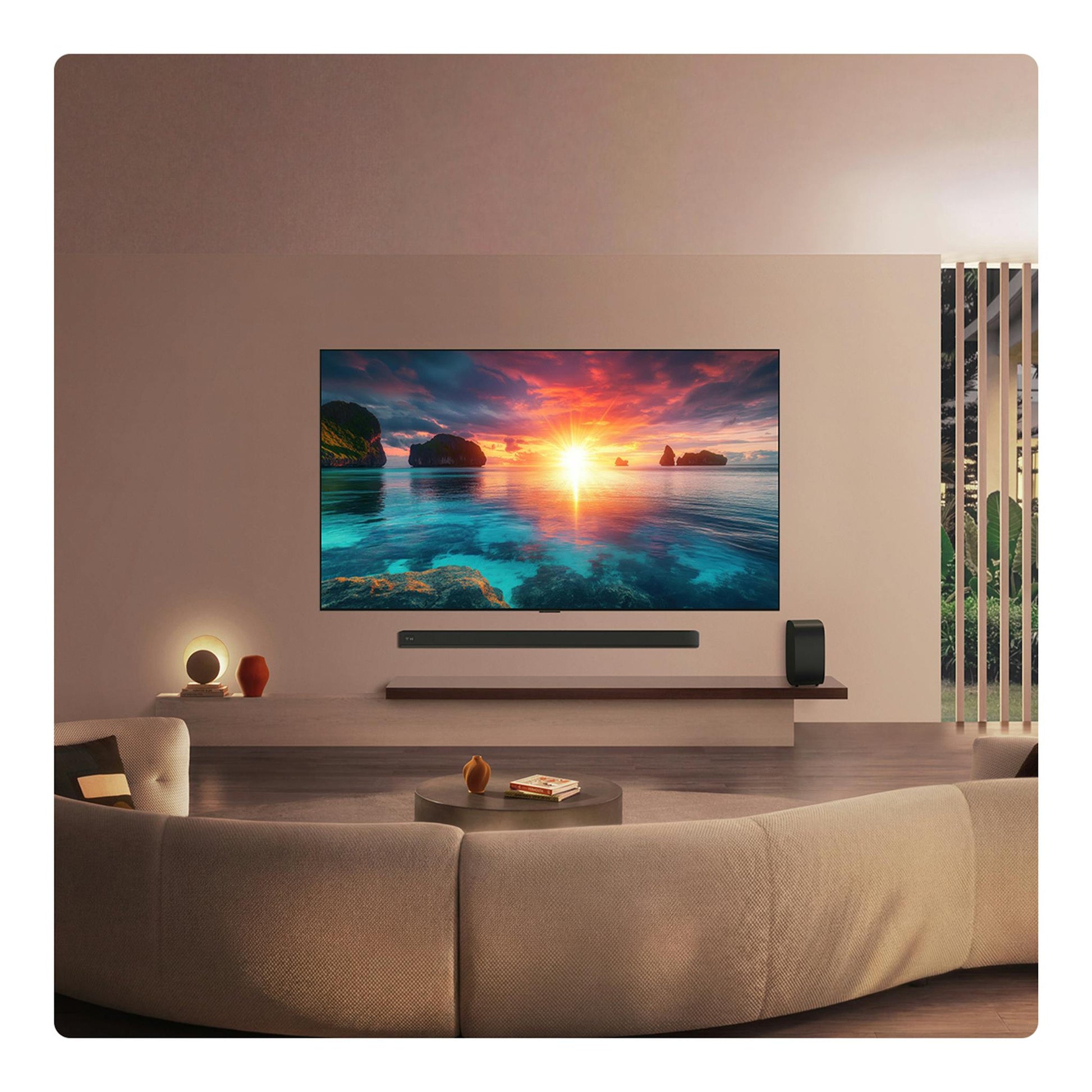 TV OLED LG OLED77G64LW.AEU montado en pared en salón, con imagen de atardecer y barra de sonido debajo.