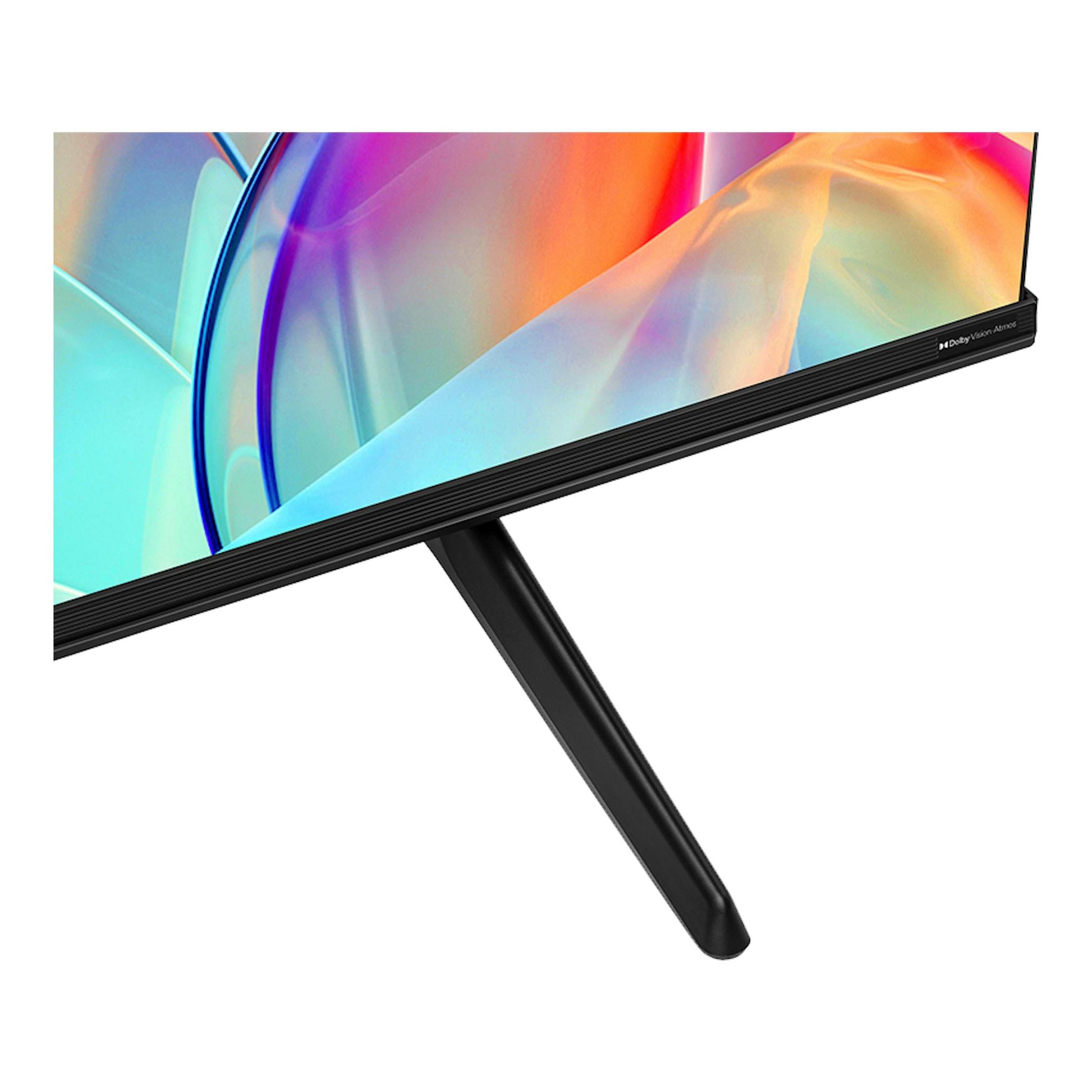 TV Hisense 55E77KQ en vista parcial, pantalla con imagen abstracta y peana negra central.