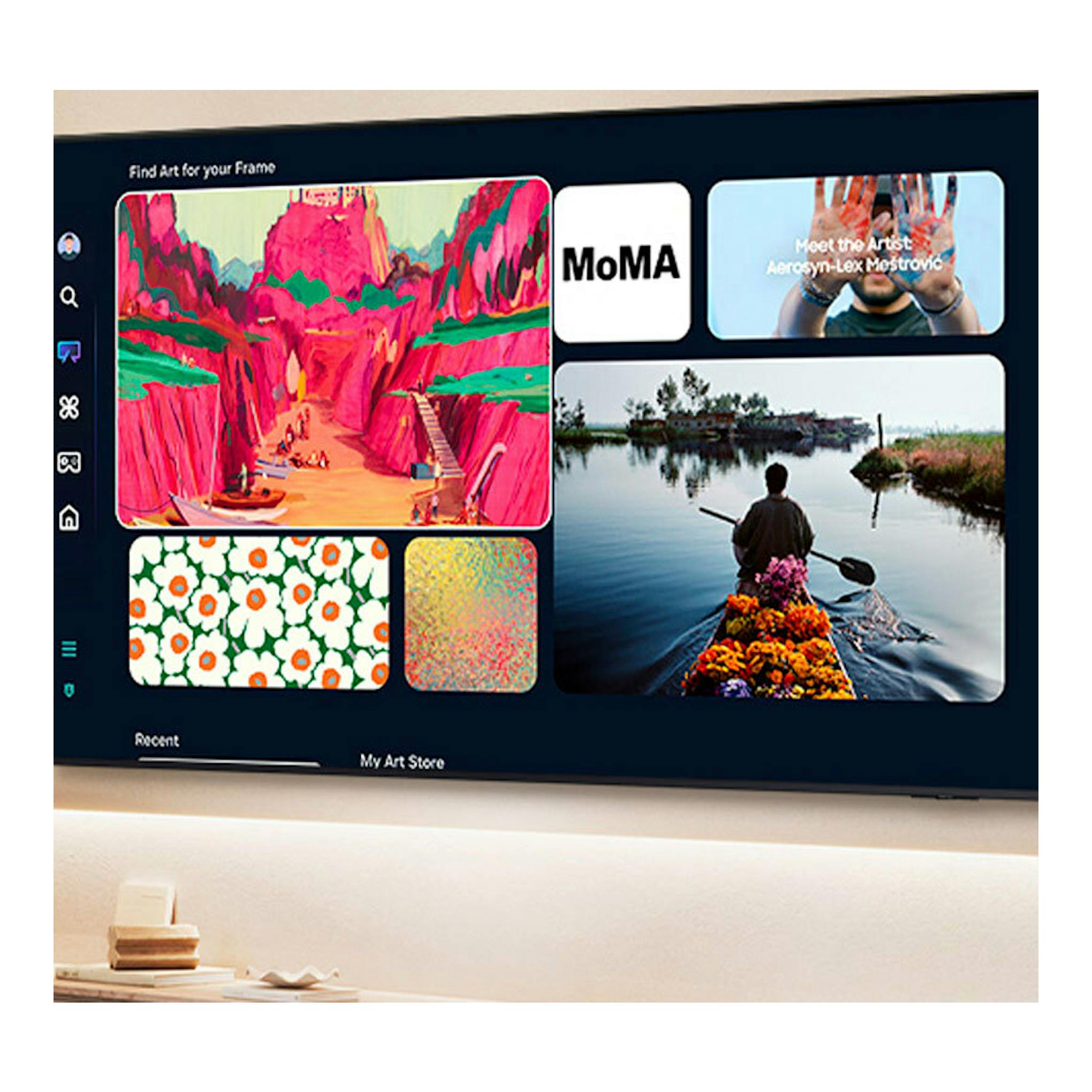 TV Samsung TQ43QN90FATXXC negra, vista frontal en pared, con interfaz de arte en pantalla.