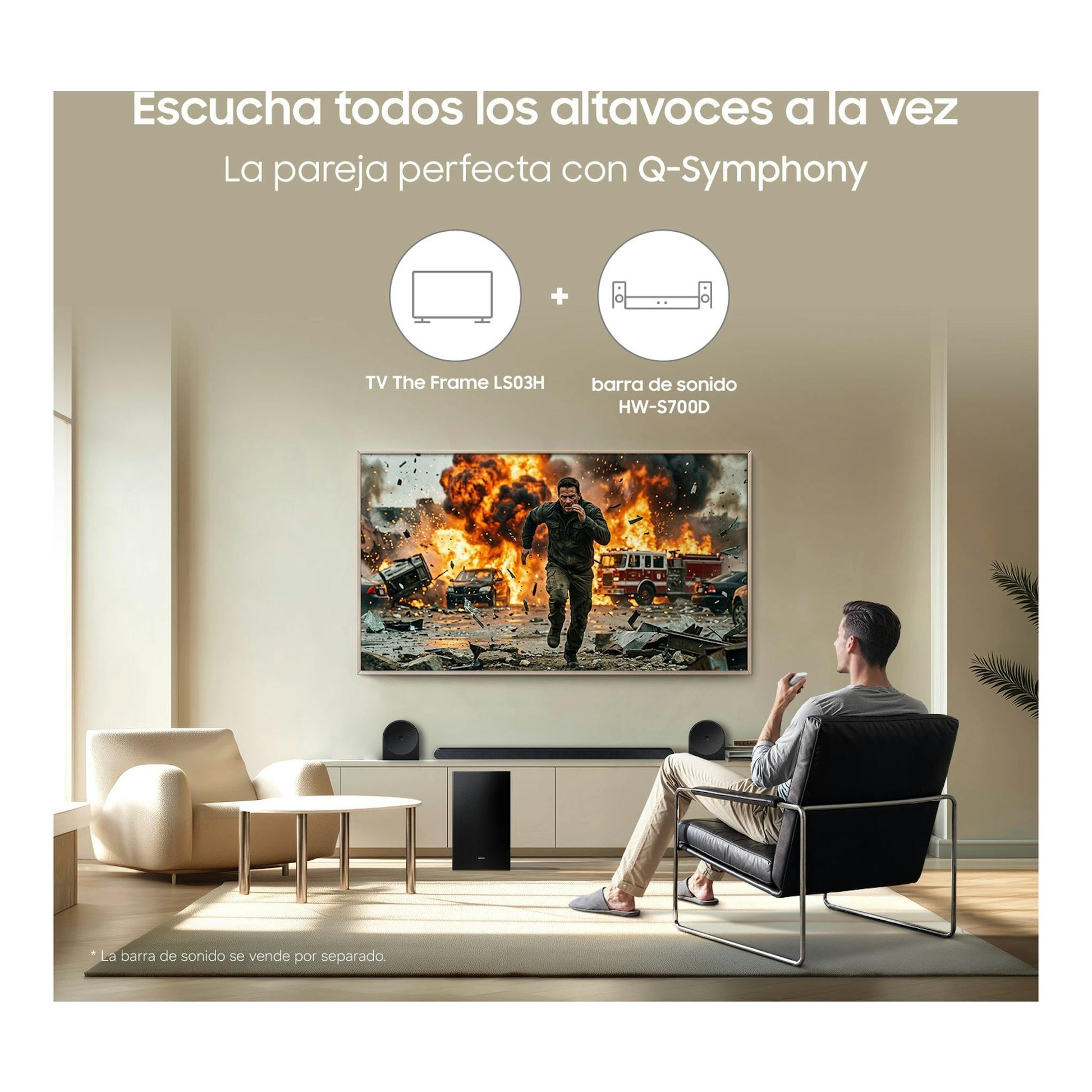 Samsung The Frame LS03H en salón, TV mural mostrando escena de acción, con barra de sonido bajo la pantalla.