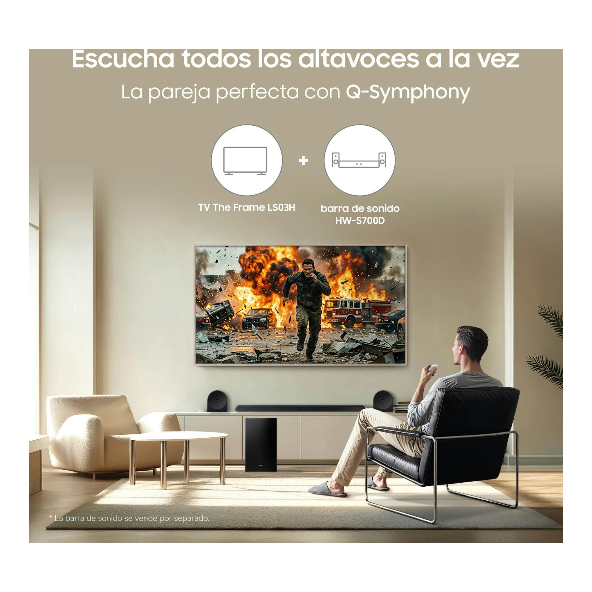 Samsung The Frame LS03H en salón, TV mural mostrando escena de acción, con barra de sonido bajo la pantalla.