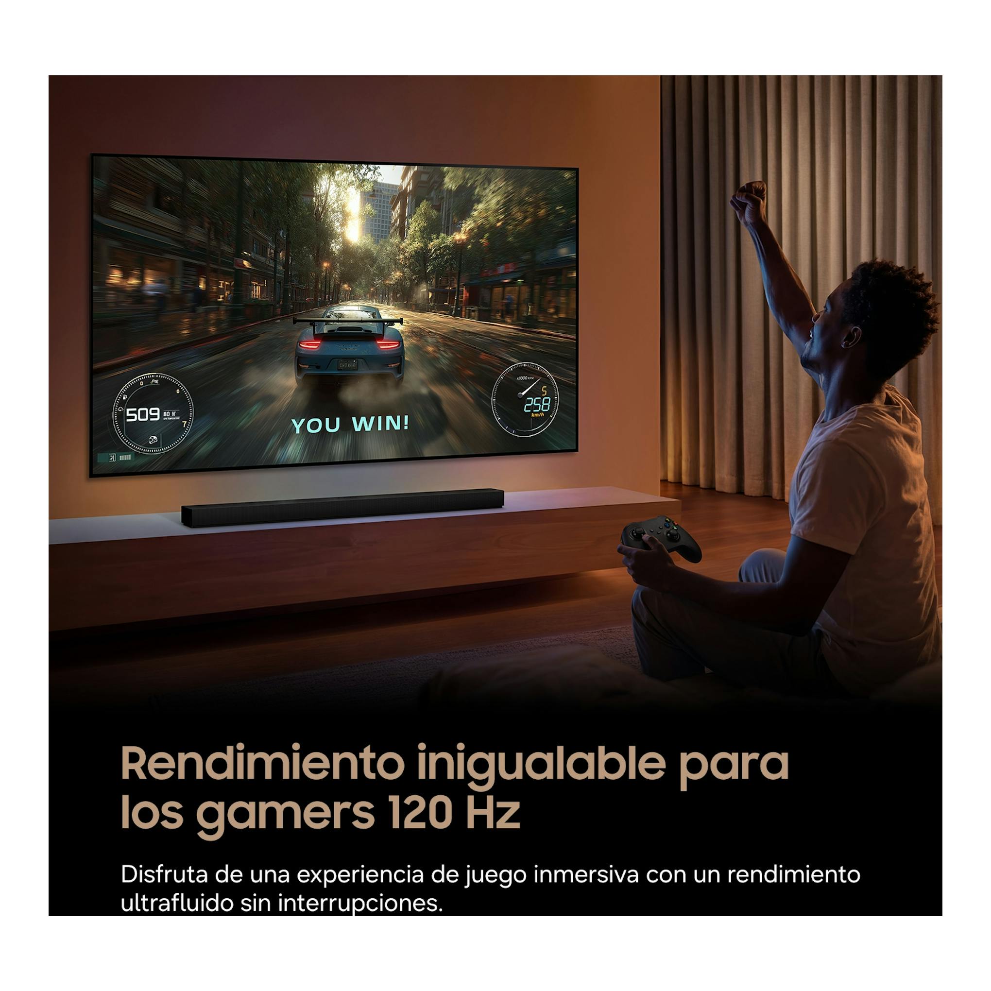 Televisor Samsung OLED TQ55S83HAEXXC en salón, vista frontal, con un jugador sentado y juego de carreras en pantalla.