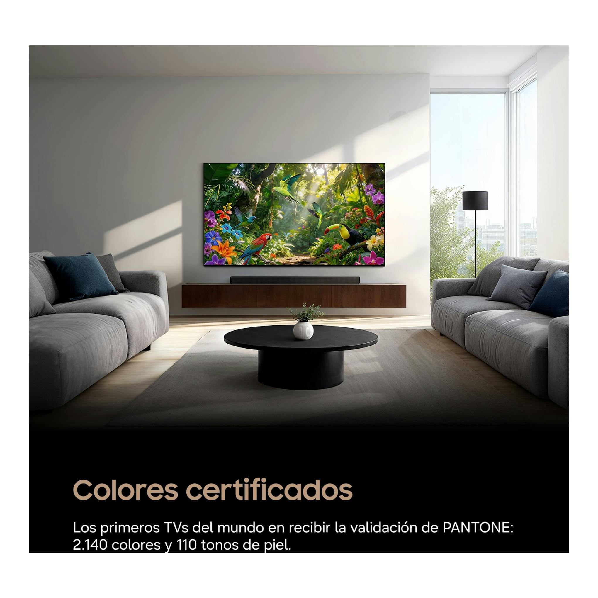Televisor Samsung TQ55S83HAEXXC montado en pared en salón, mostrando una imagen colorida de selva con aves.