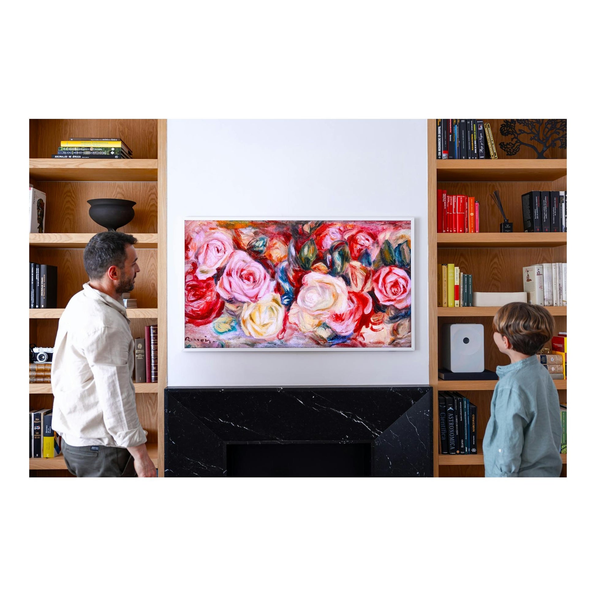 Samsung The Frame TQ65LS03HAUXXC, vista frontal en pared, con marco blanco e imagen floral.