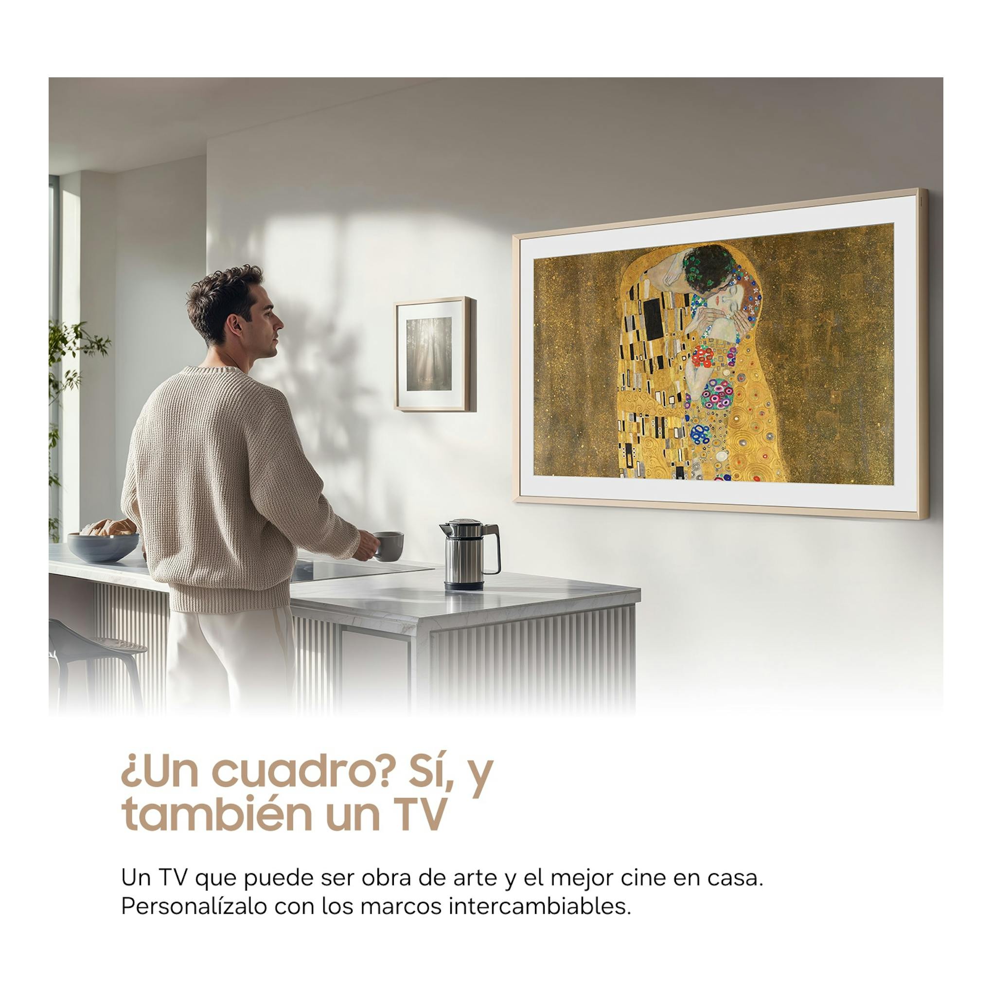 Televisor Samsung TQ55LS03HAUXXC dorado, visto de frente en pared, mostrando una obra de arte.