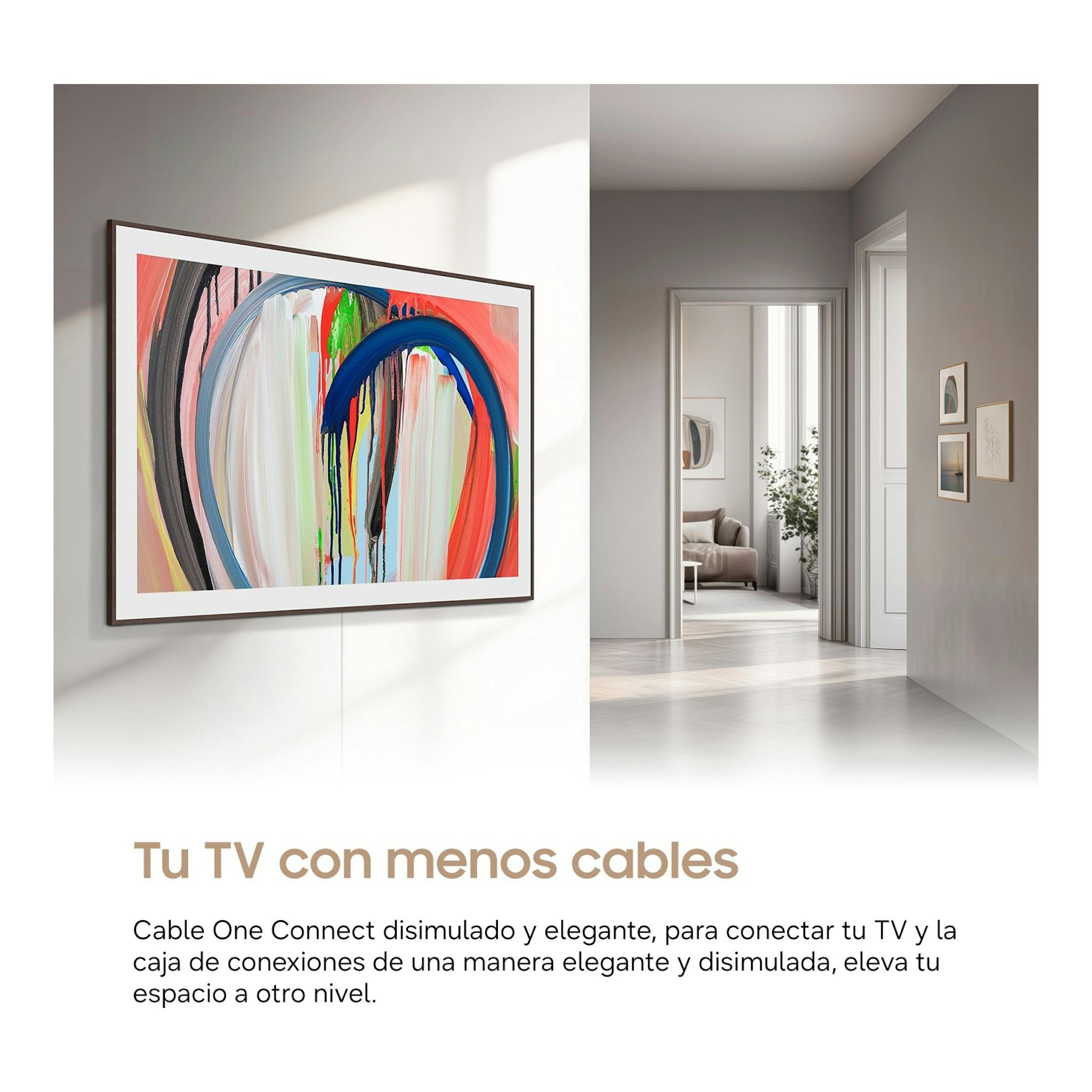 Televisor Samsung TQ55LS03HAUXXC montado en la pared, vista frontal, con marco marrón.