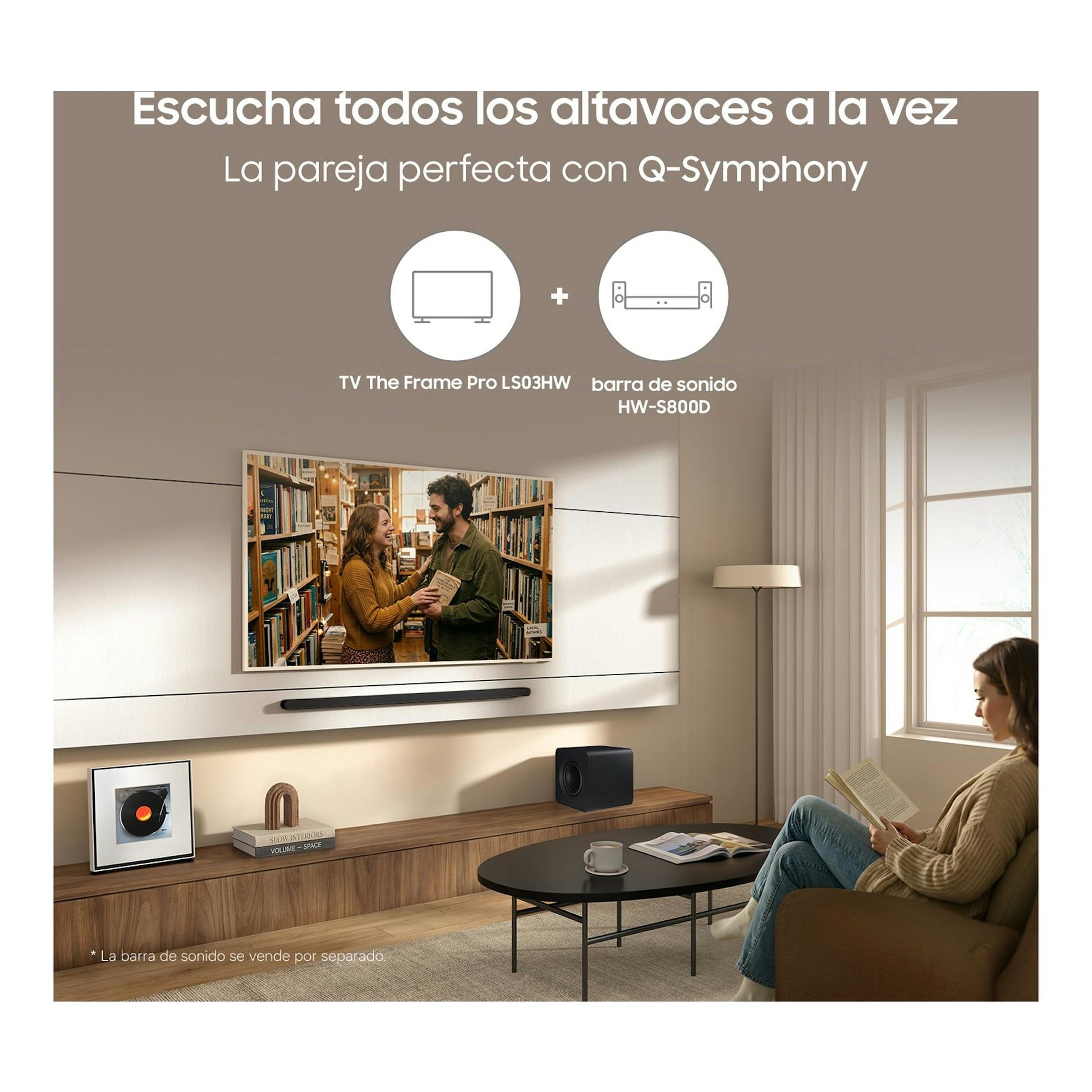 Samsung The Frame Pro LS03HW, vista frontal en salón, con barra de sonido y pantalla mostrando una pareja en una librería.